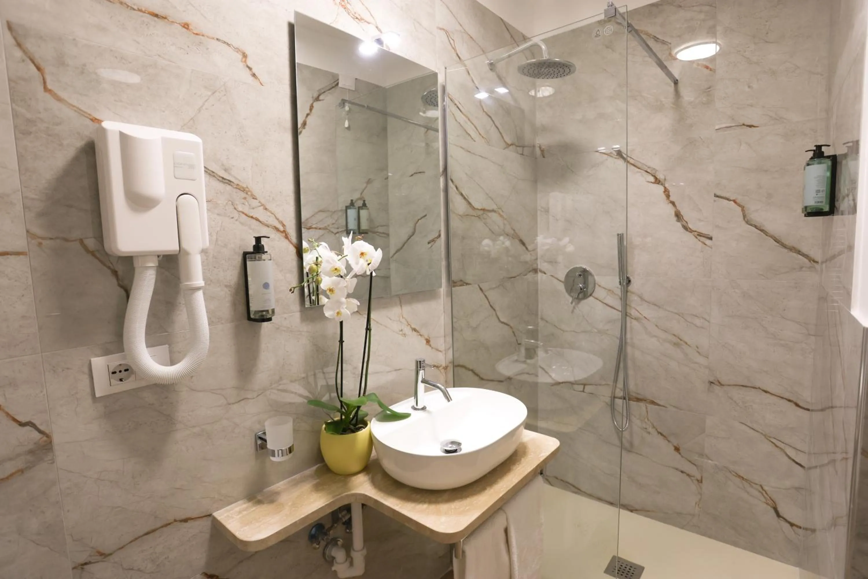 Shower in B&B Smart Rooms