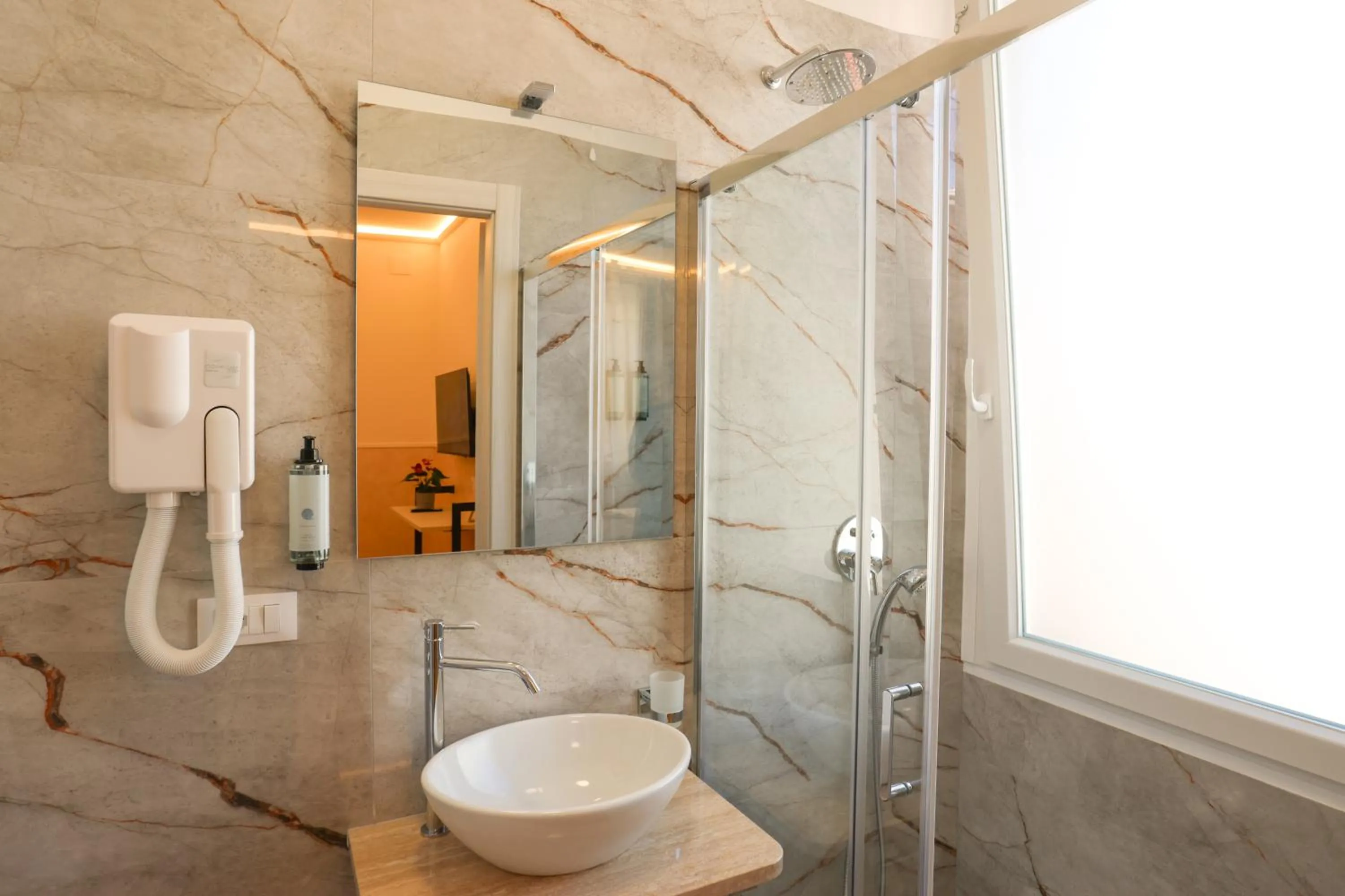 Shower in B&B Smart Rooms