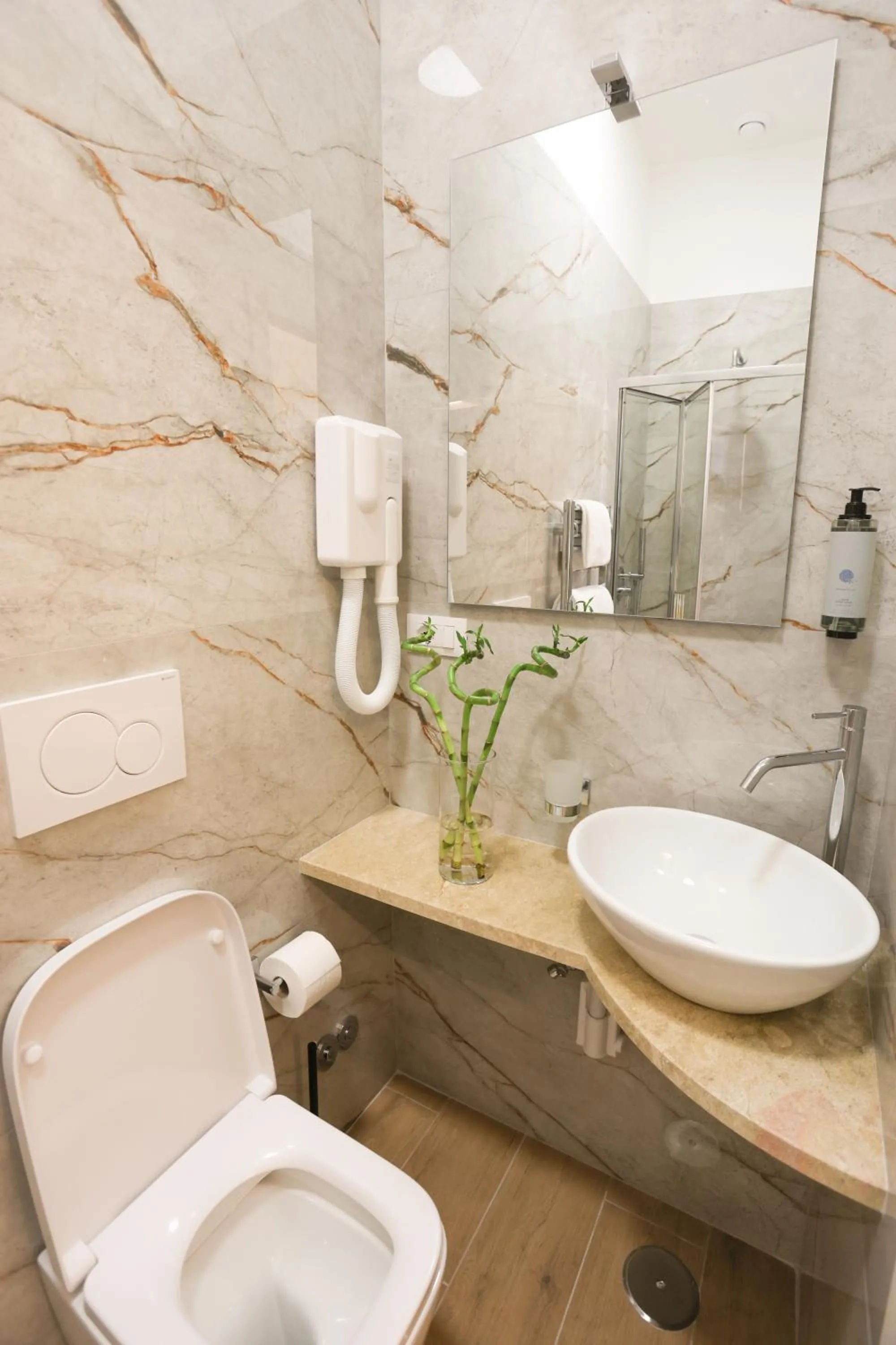 Shower in B&B Smart Rooms