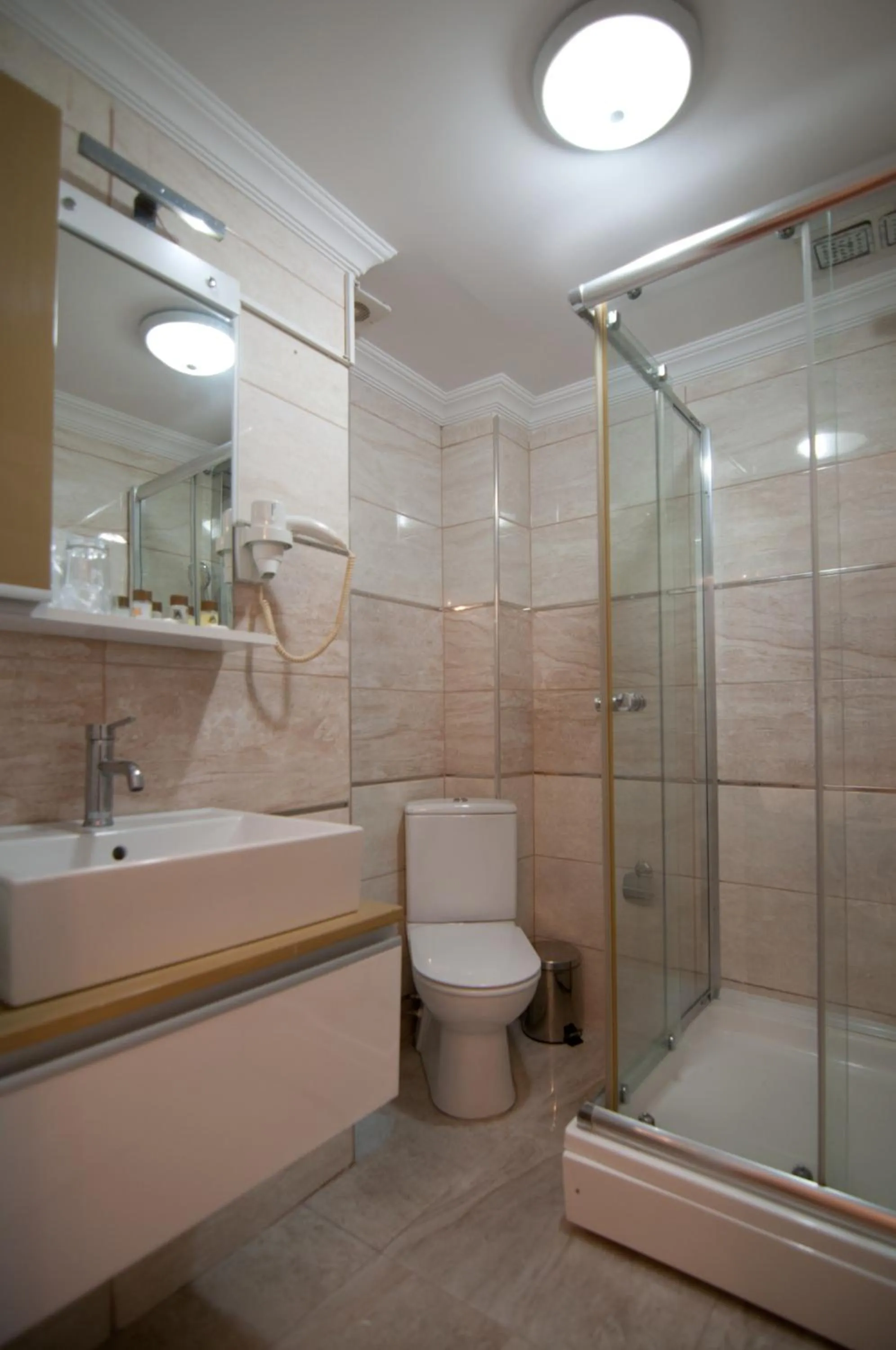 Shower in Genius Hotel Istanbul