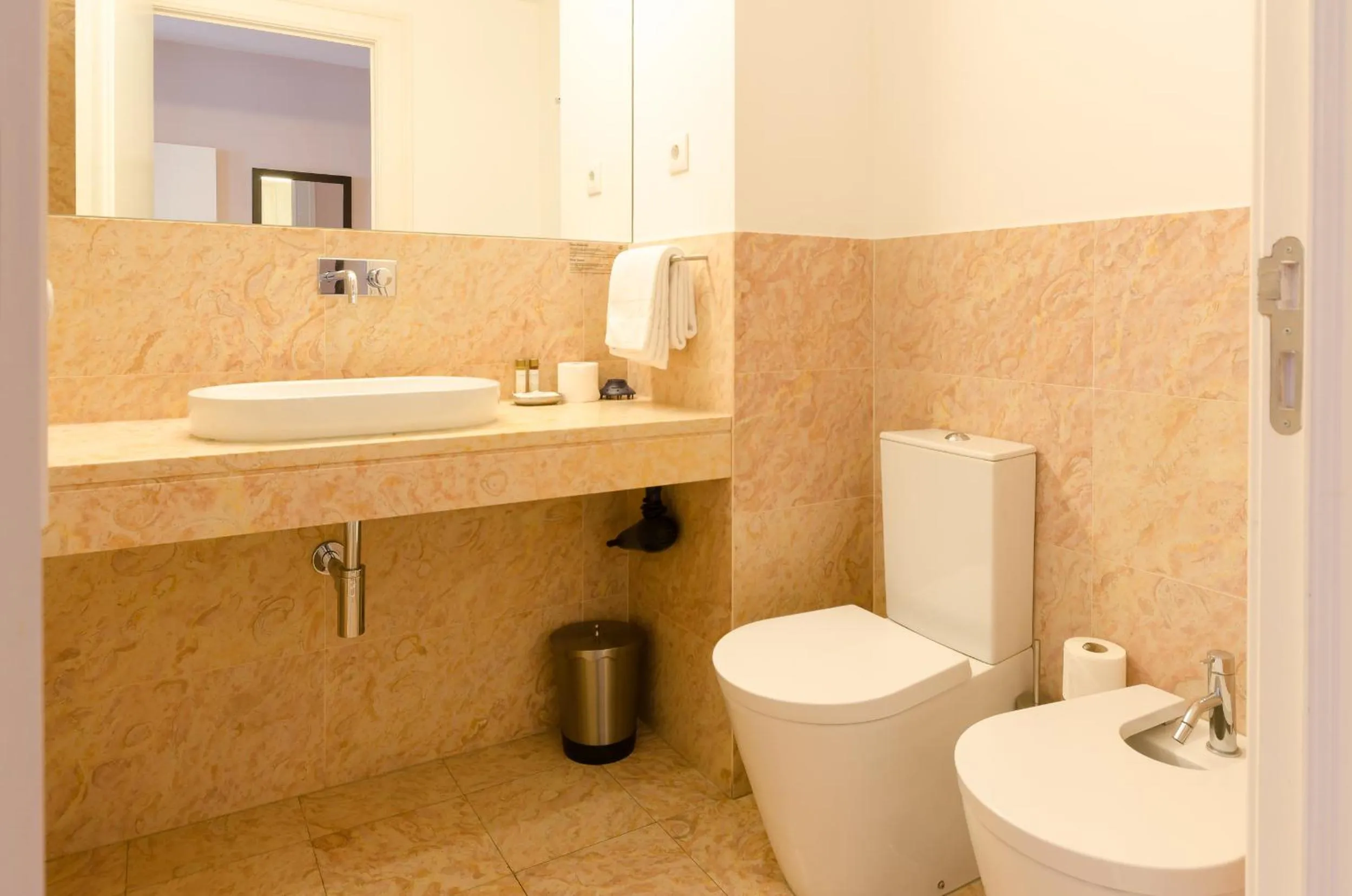 Toilet in Casas da Baixa - Jules & Madeleine