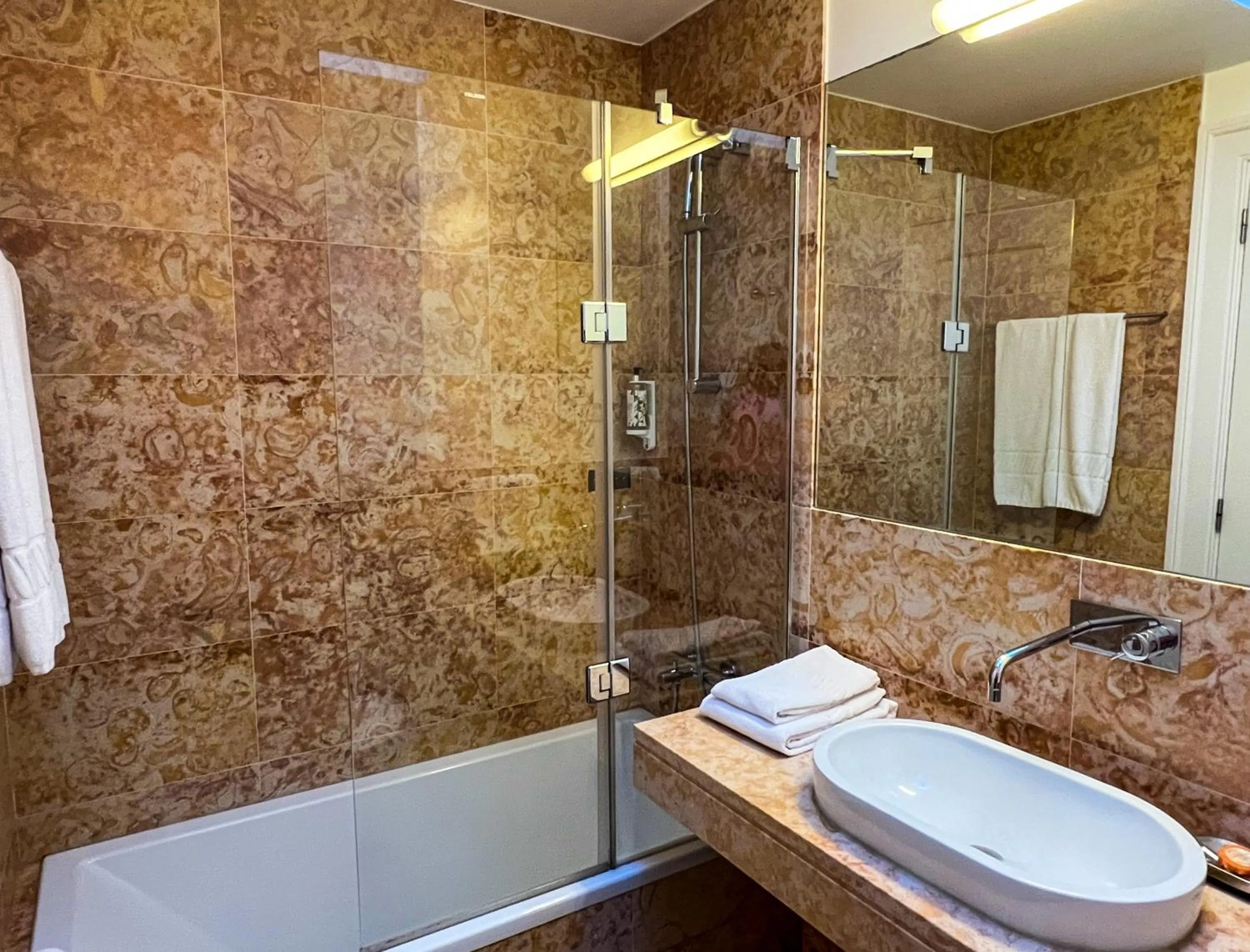 Bathroom in Casas da Baixa - Jules & Madeleine