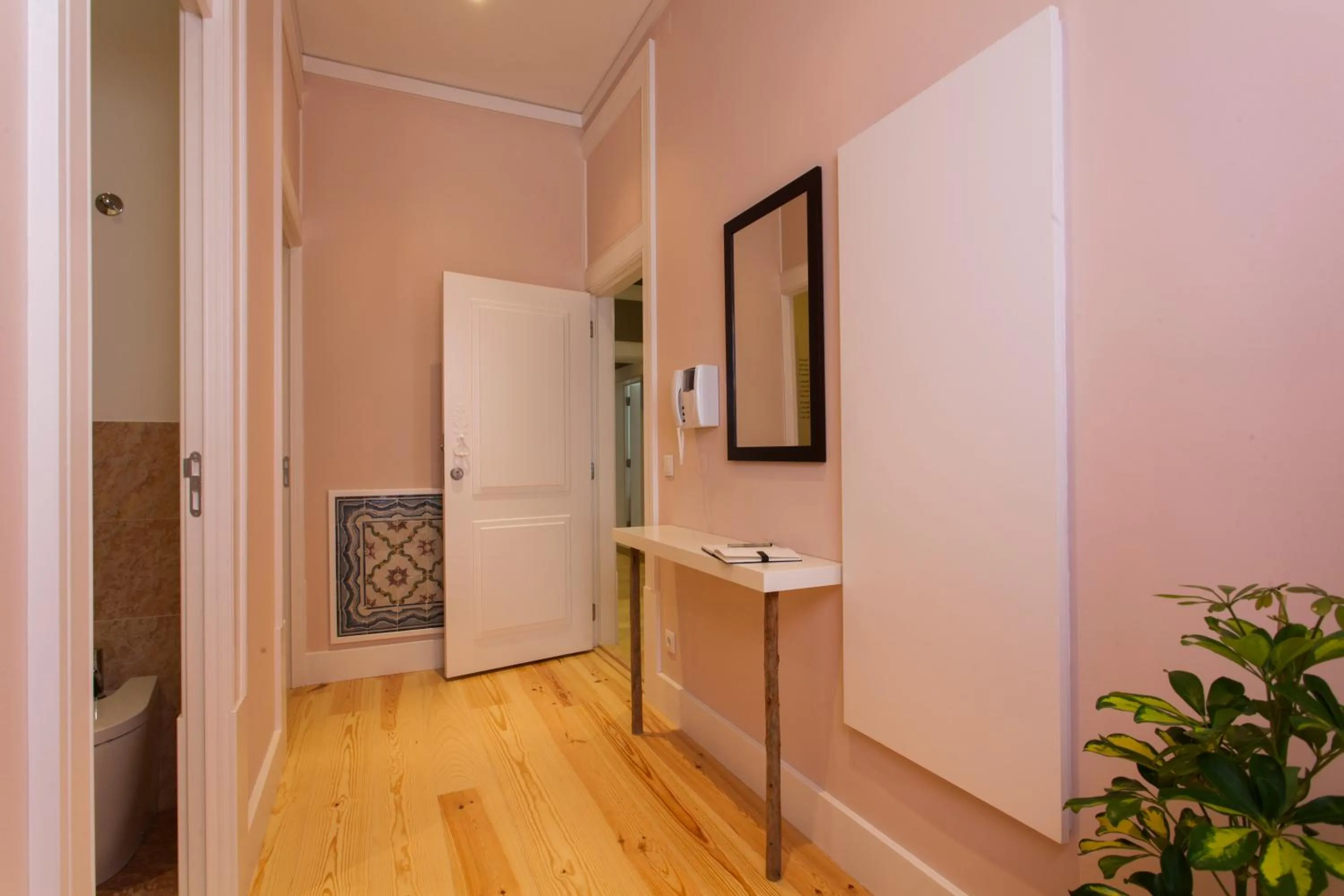 Decorative detail in Casas da Baixa - Jules & Madeleine