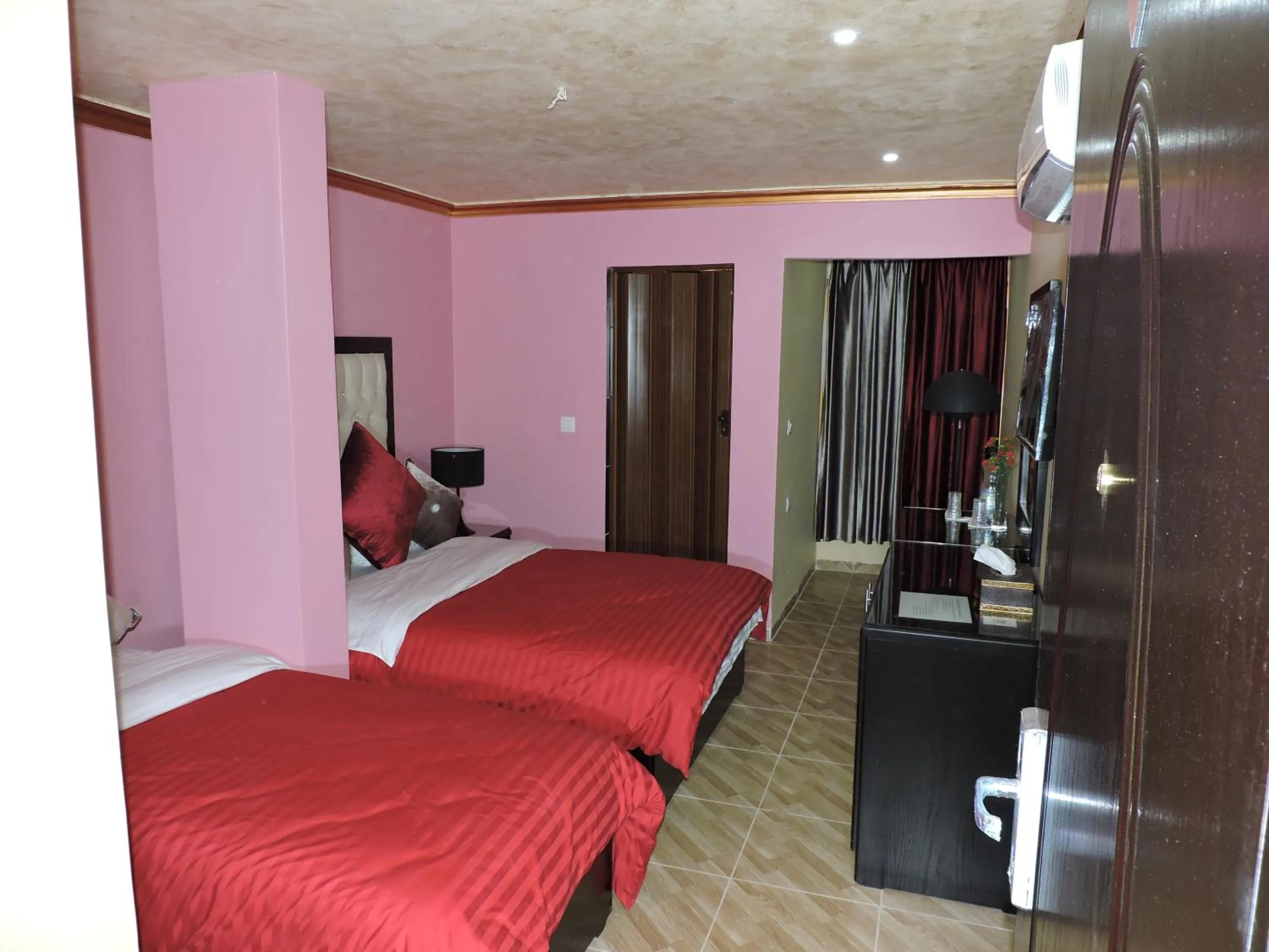 Photo of the whole room, Bed in Valentine Inn Luxury