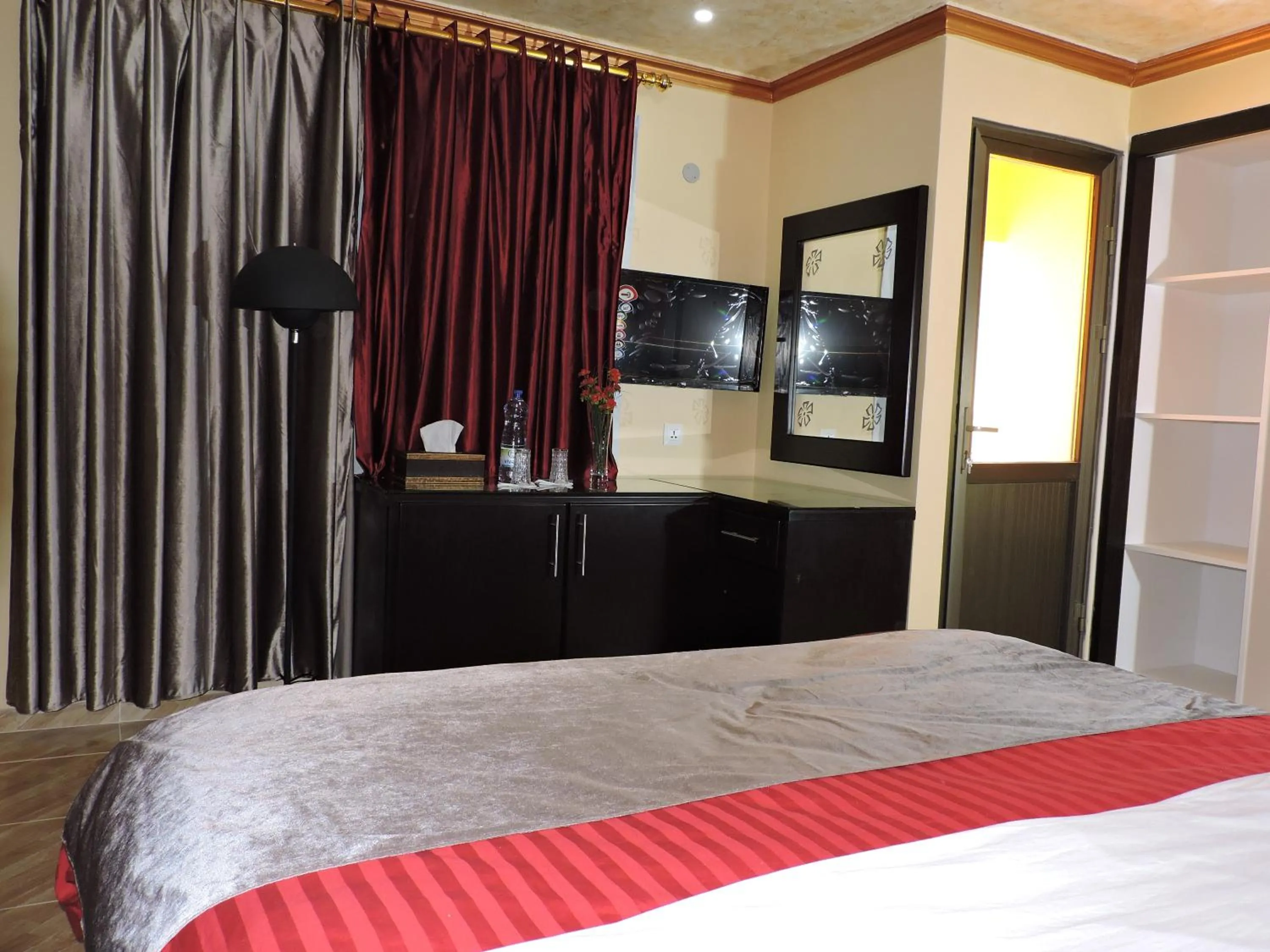 TV and multimedia, Bed in Valentine Inn Luxury