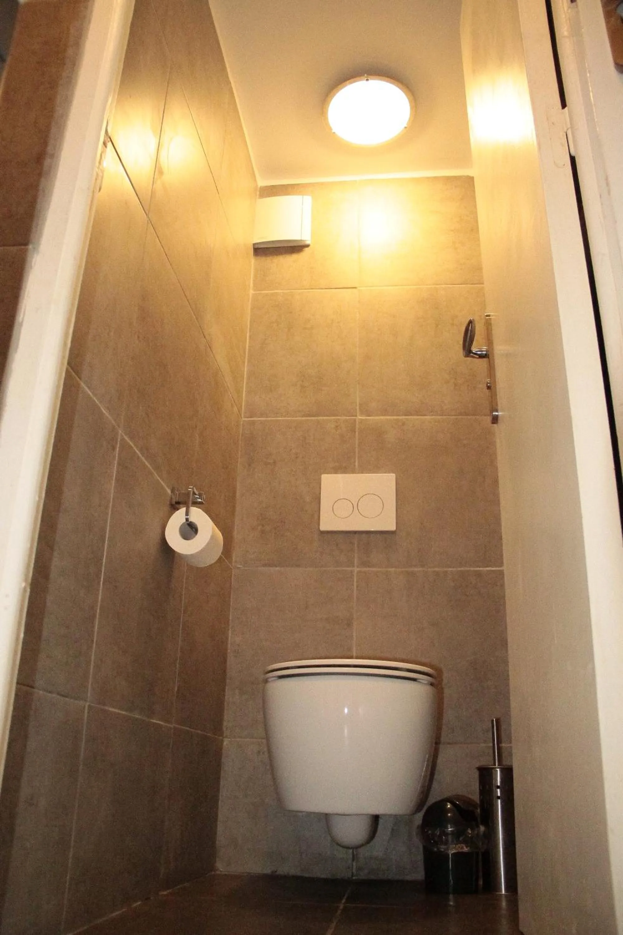 Toilet in Hostel du lapin blanc