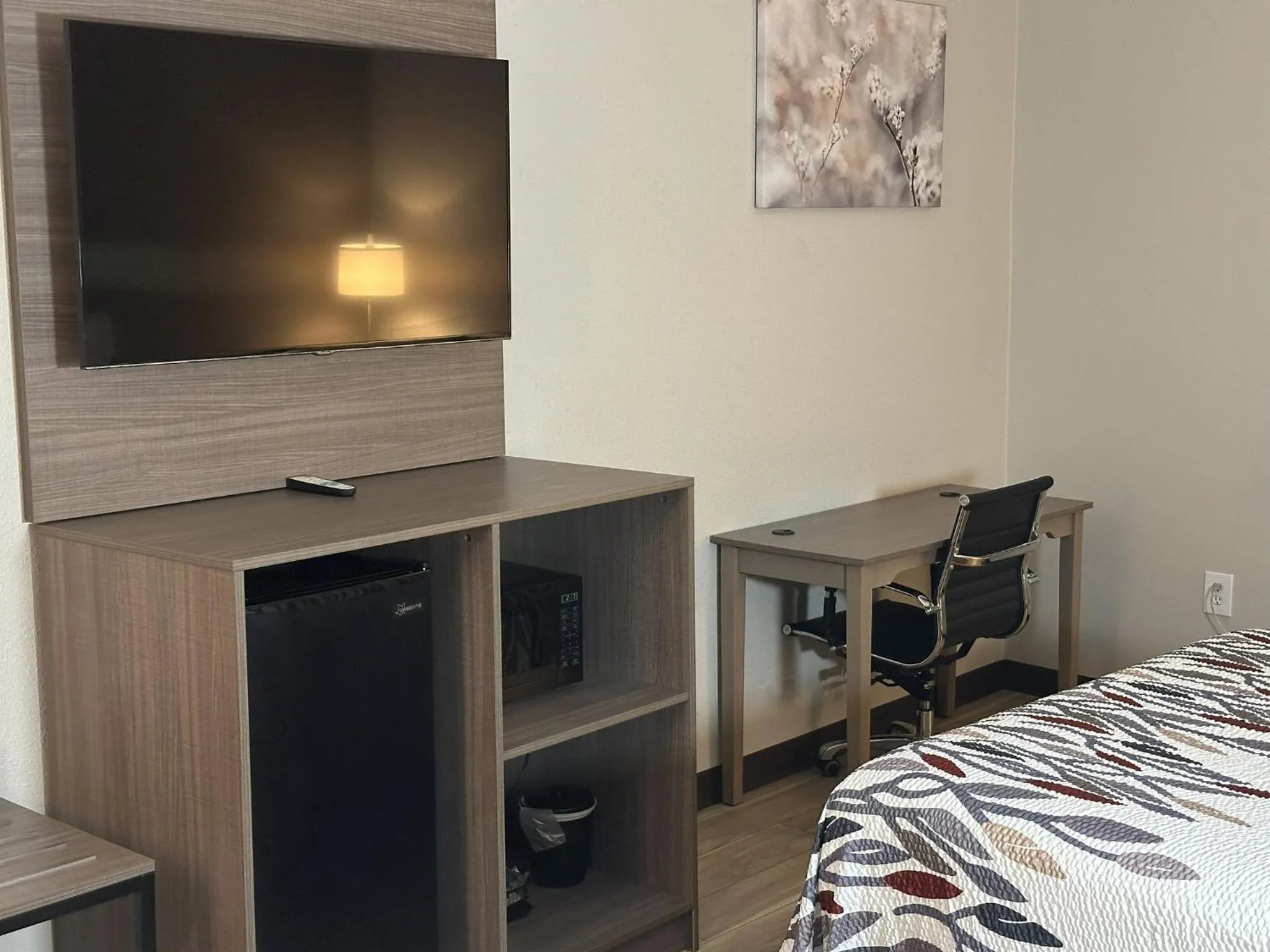 Photo of the whole room, Bed in Red Roof Inn & Suites Middleborough