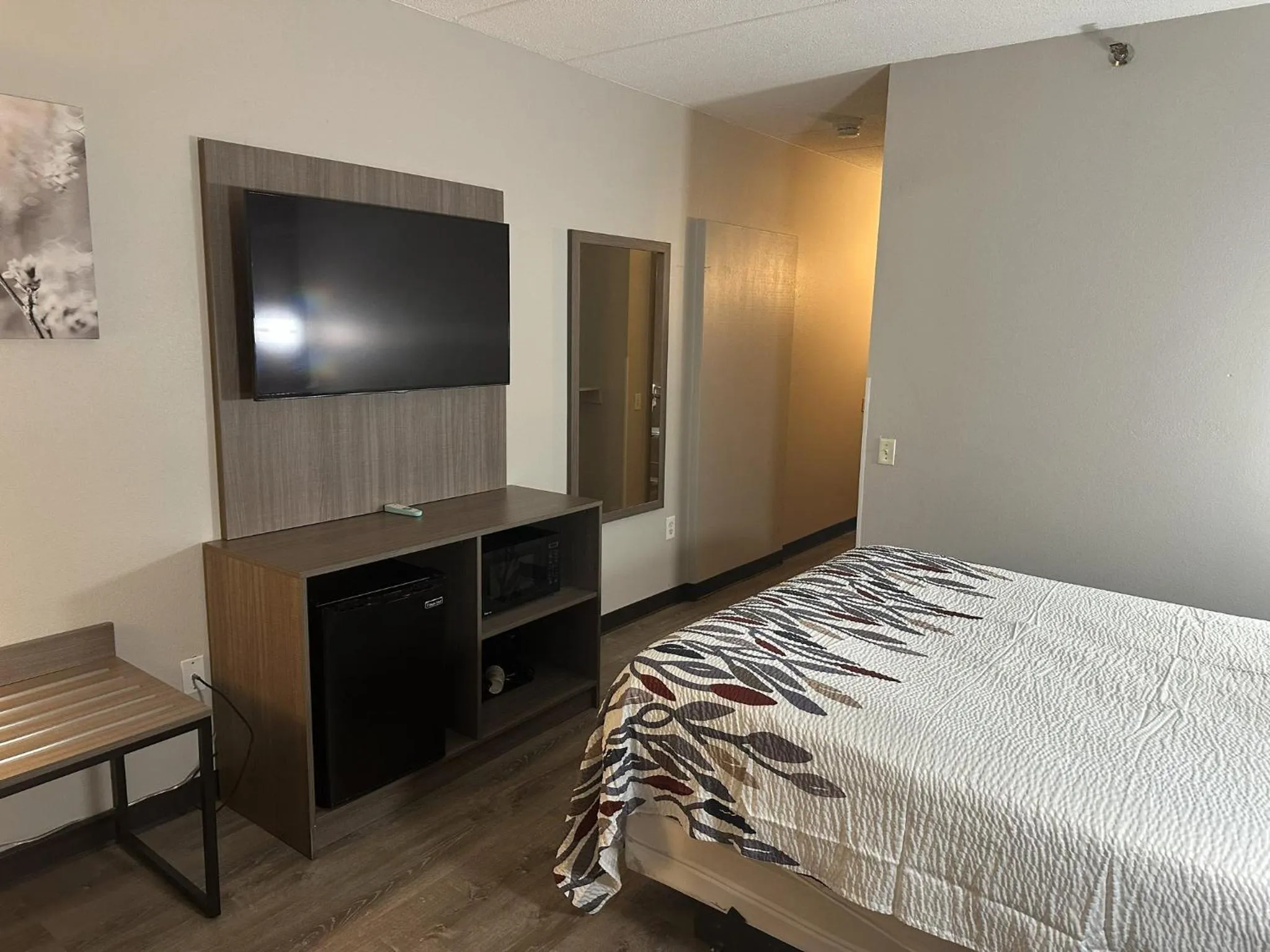 Photo of the whole room, Bed in Red Roof Inn & Suites Middleborough