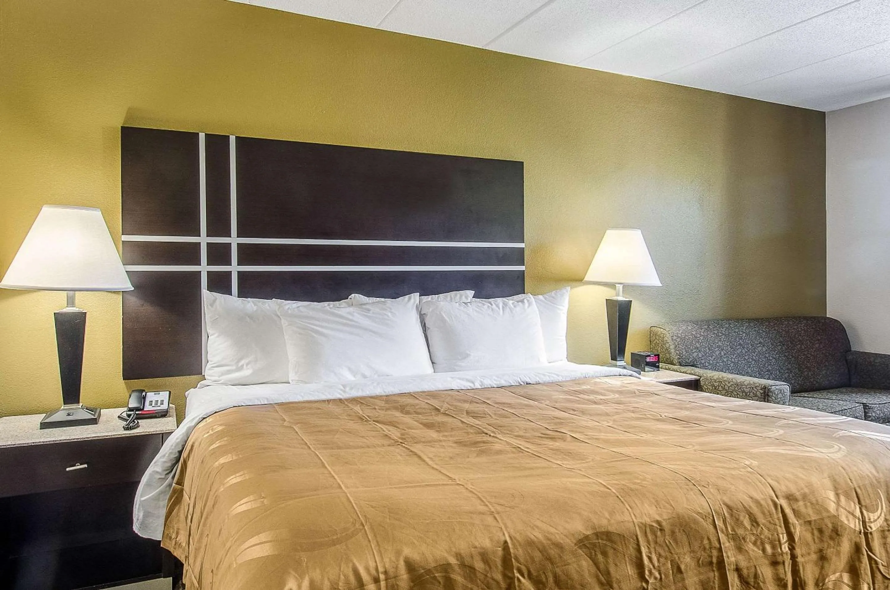 Photo of the whole room, Bed in La Casa Inn & Suites-Middleboro