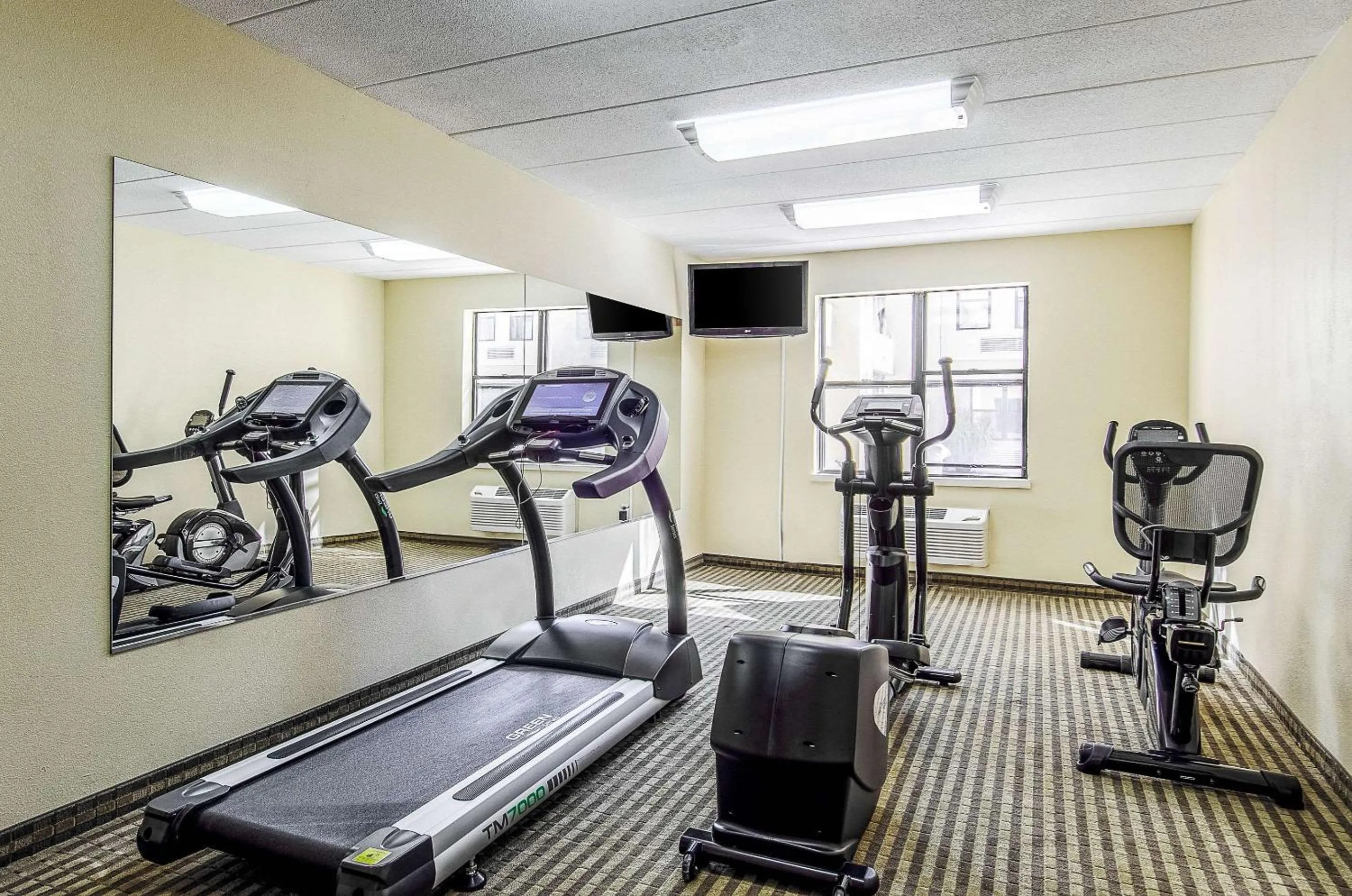 Fitness centre/facilities in La Casa Inn & Suites-Middleboro