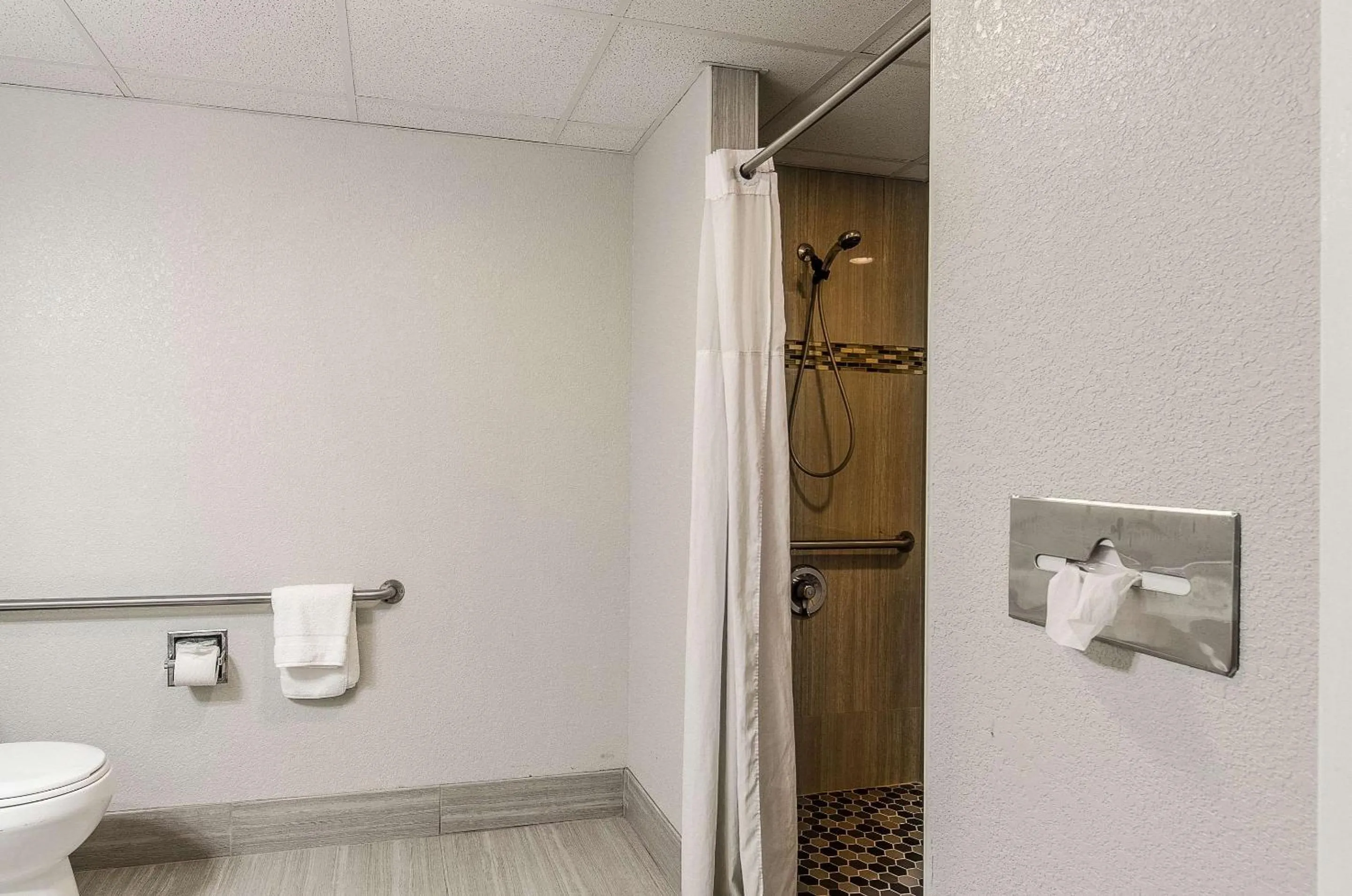 Bathroom in La Casa Inn & Suites-Middleboro