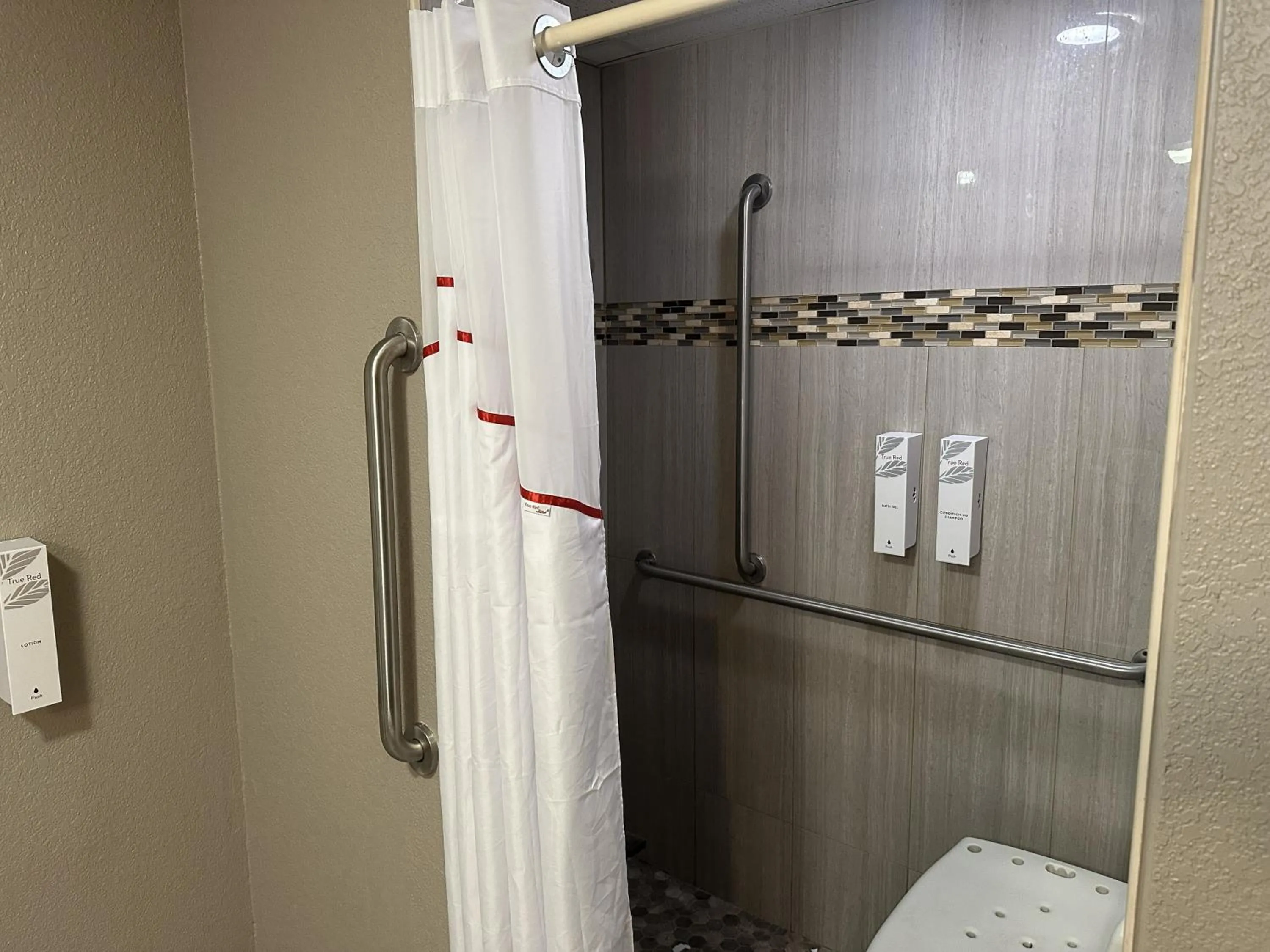 Bathroom in Red Roof Inn & Suites Middleborough