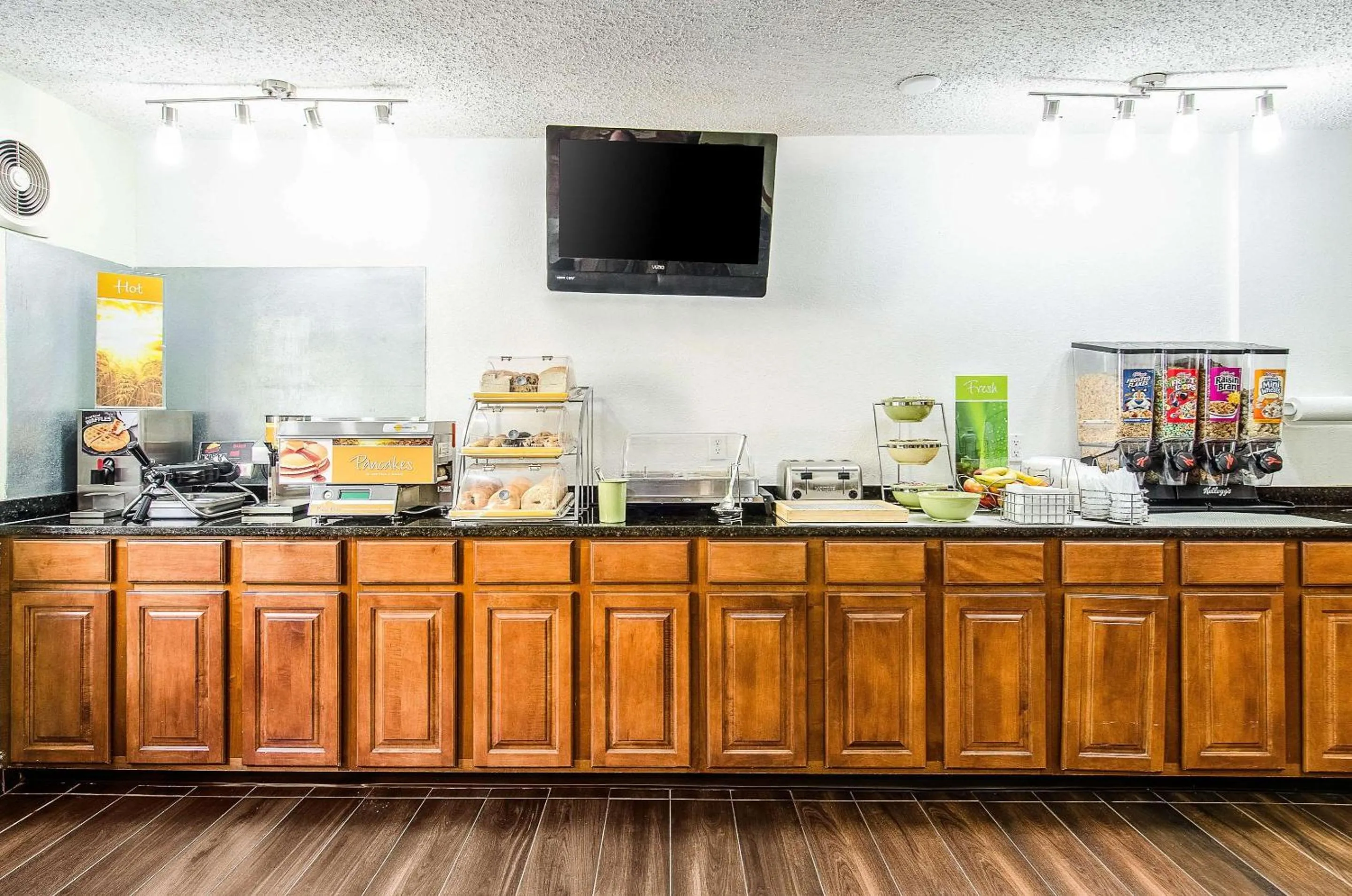 Restaurant/places to eat in La Casa Inn & Suites-Middleboro