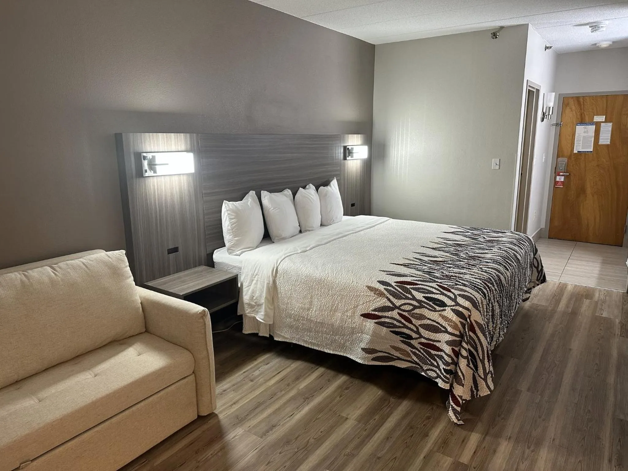 Bedroom, Bed in Red Roof Inn & Suites Middleborough