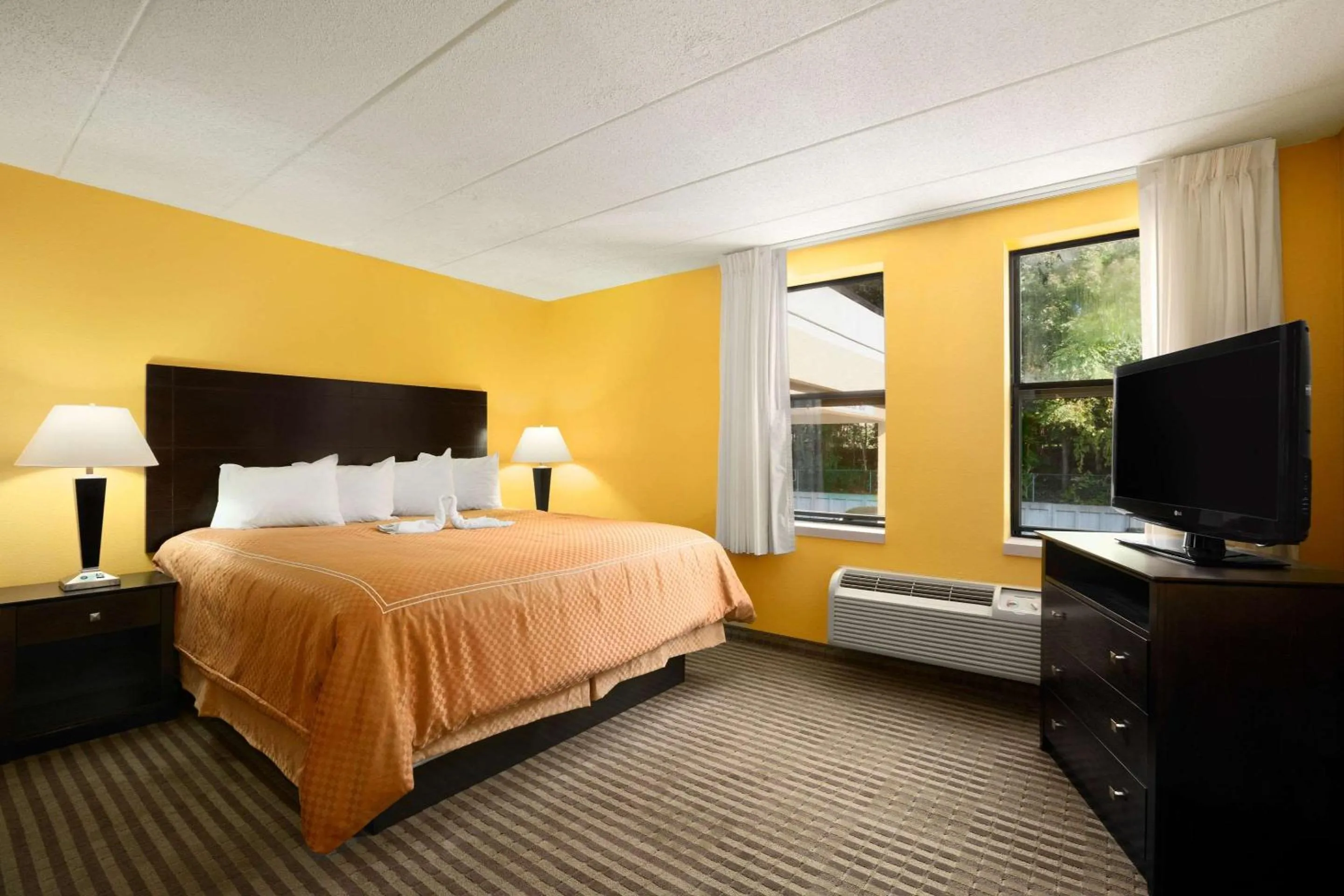 Photo of the whole room, Bed in La Casa Inn & Suites-Middleboro