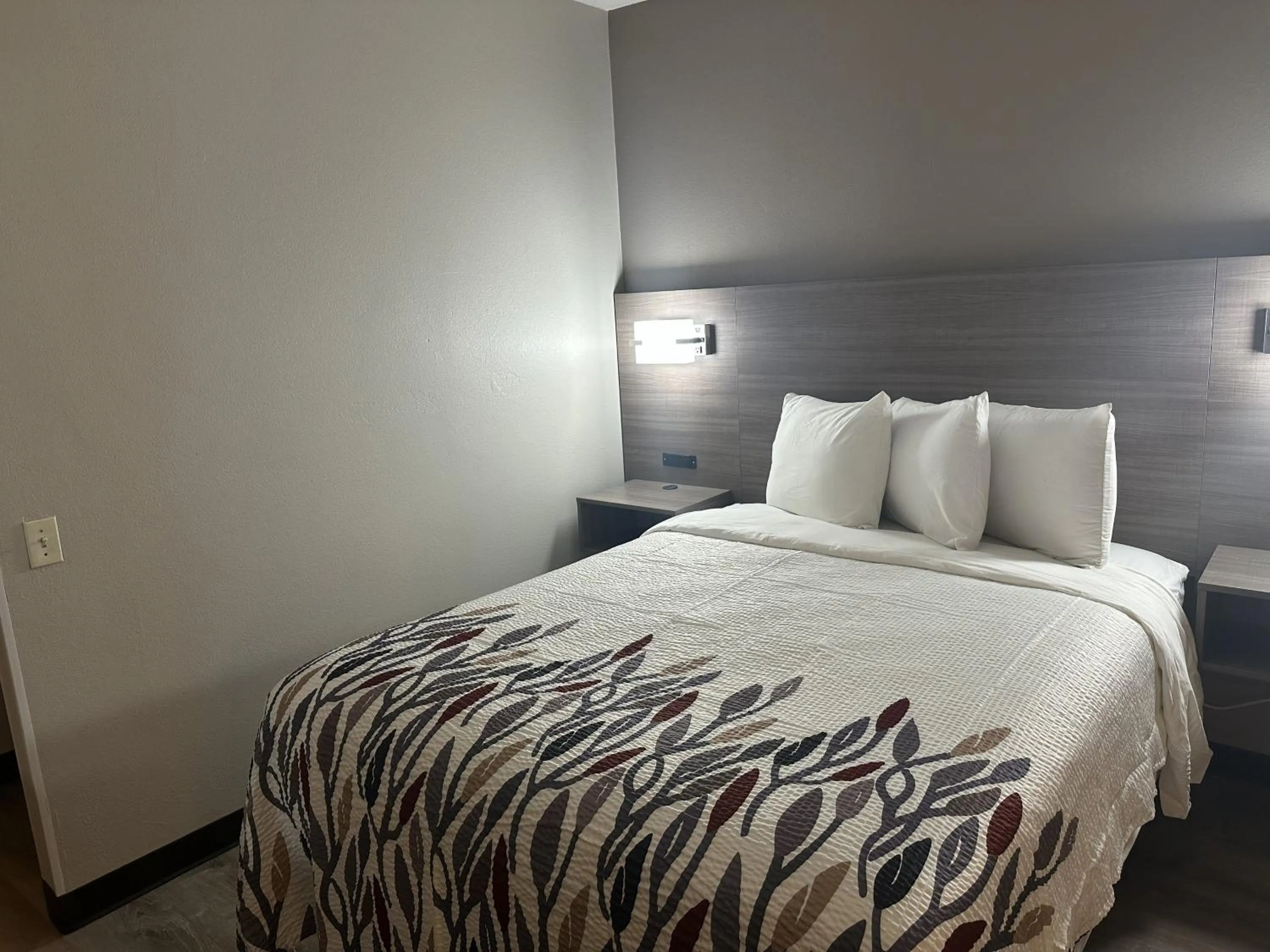 Bedroom, Bed in Red Roof Inn & Suites Middleborough