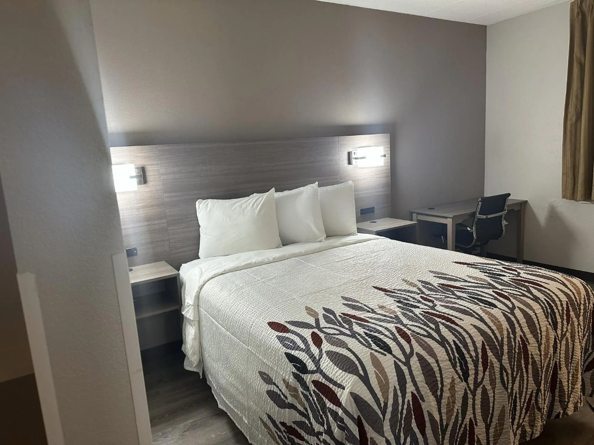 Photo of the whole room, Bed in Red Roof Inn & Suites Middleborough