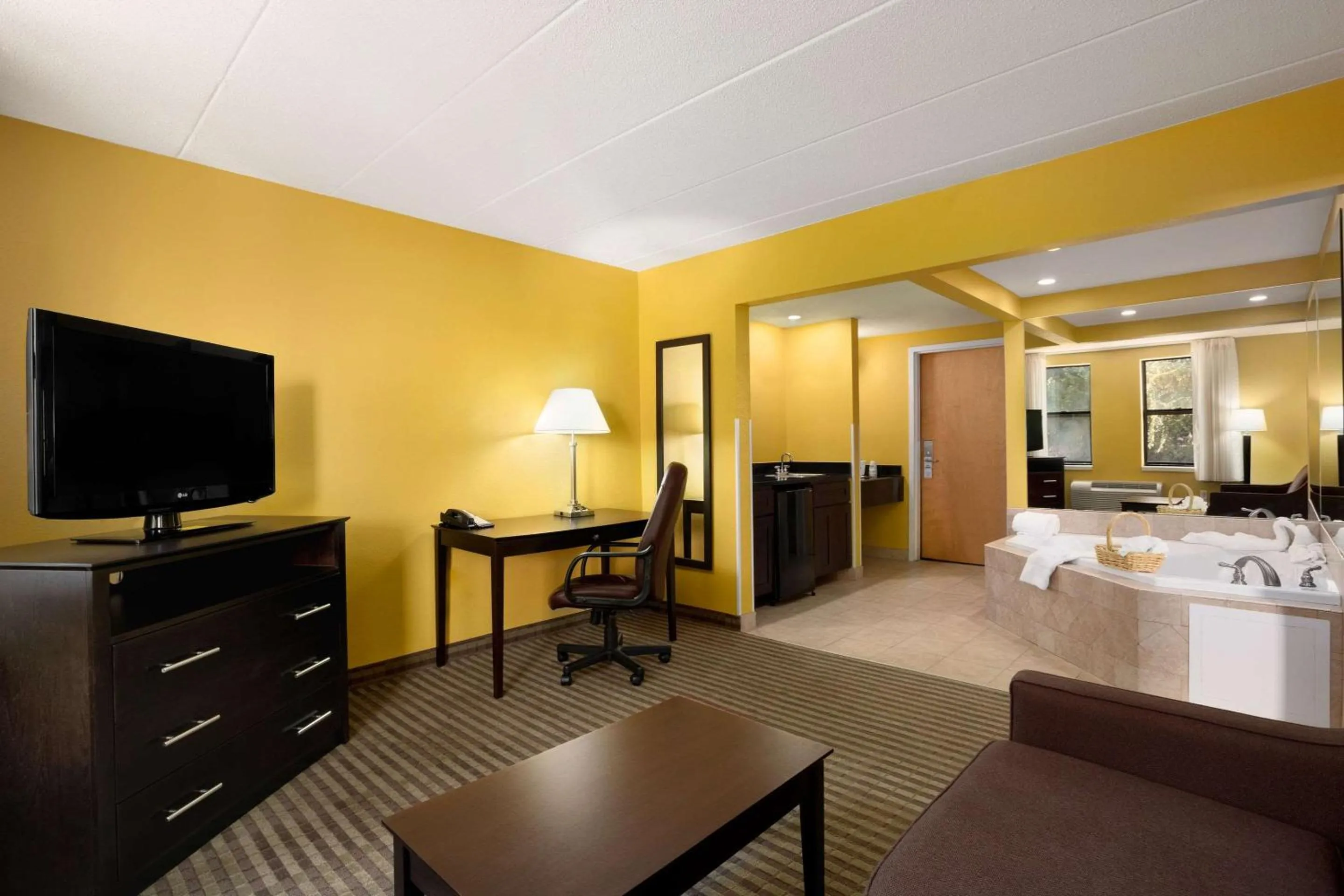 Photo of the whole room, Bed in La Casa Inn & Suites-Middleboro