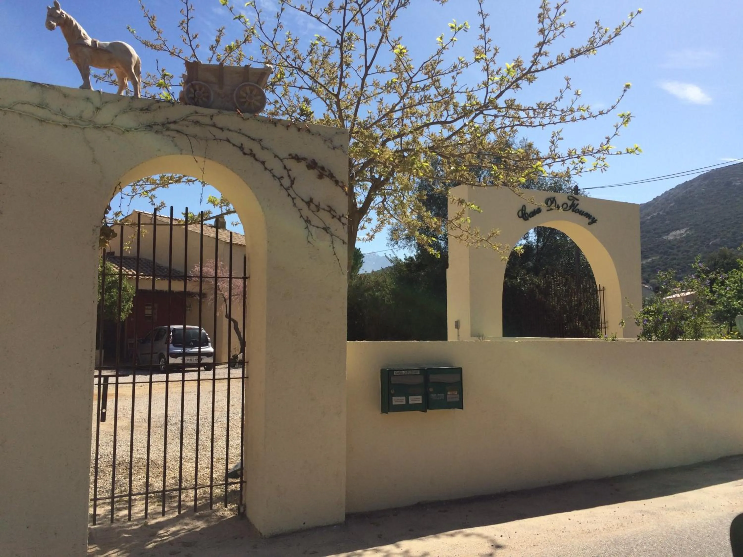 Facade/entrance in Casa di Floumy