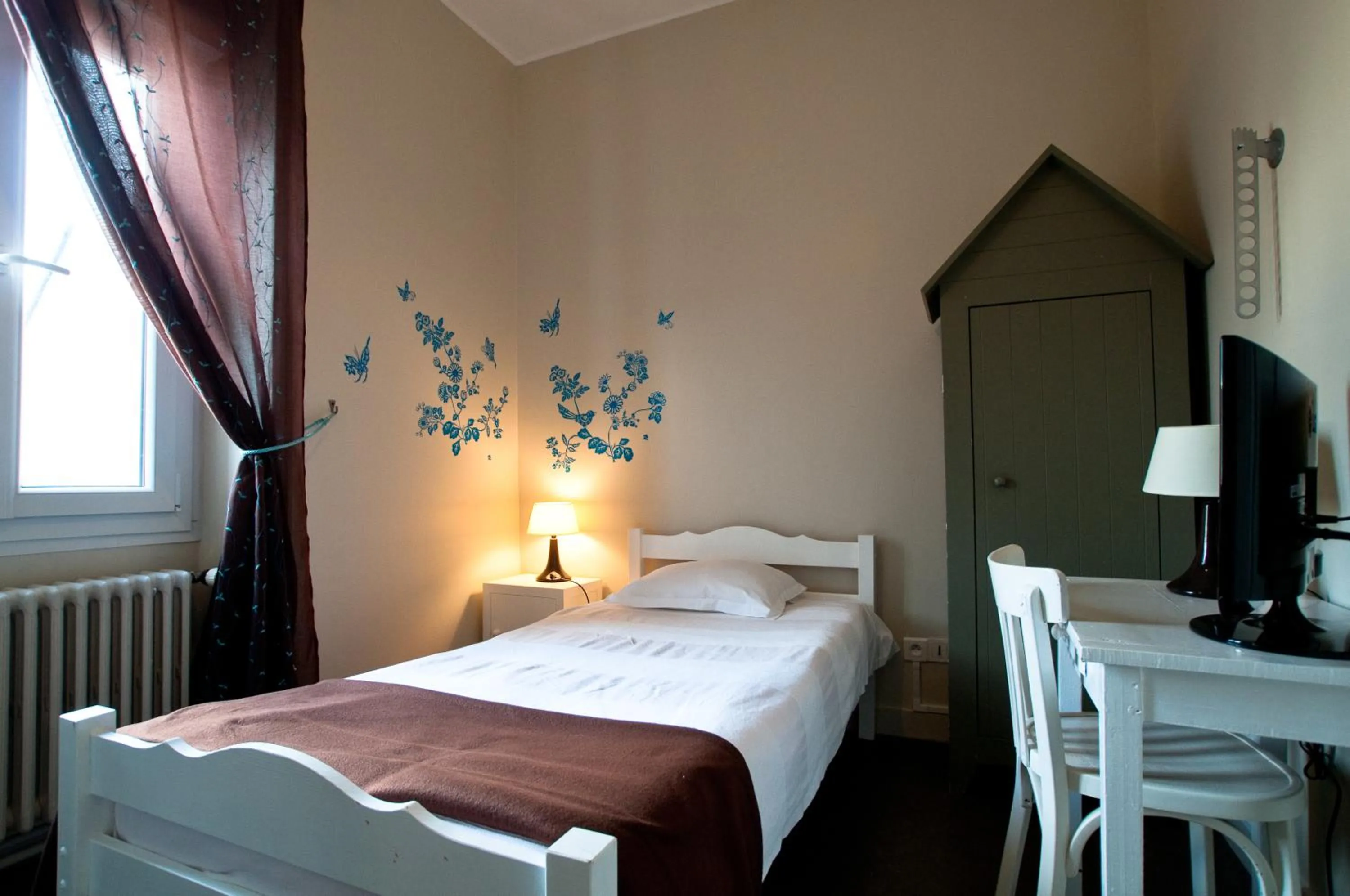 Photo of the whole room in hotel de la plage