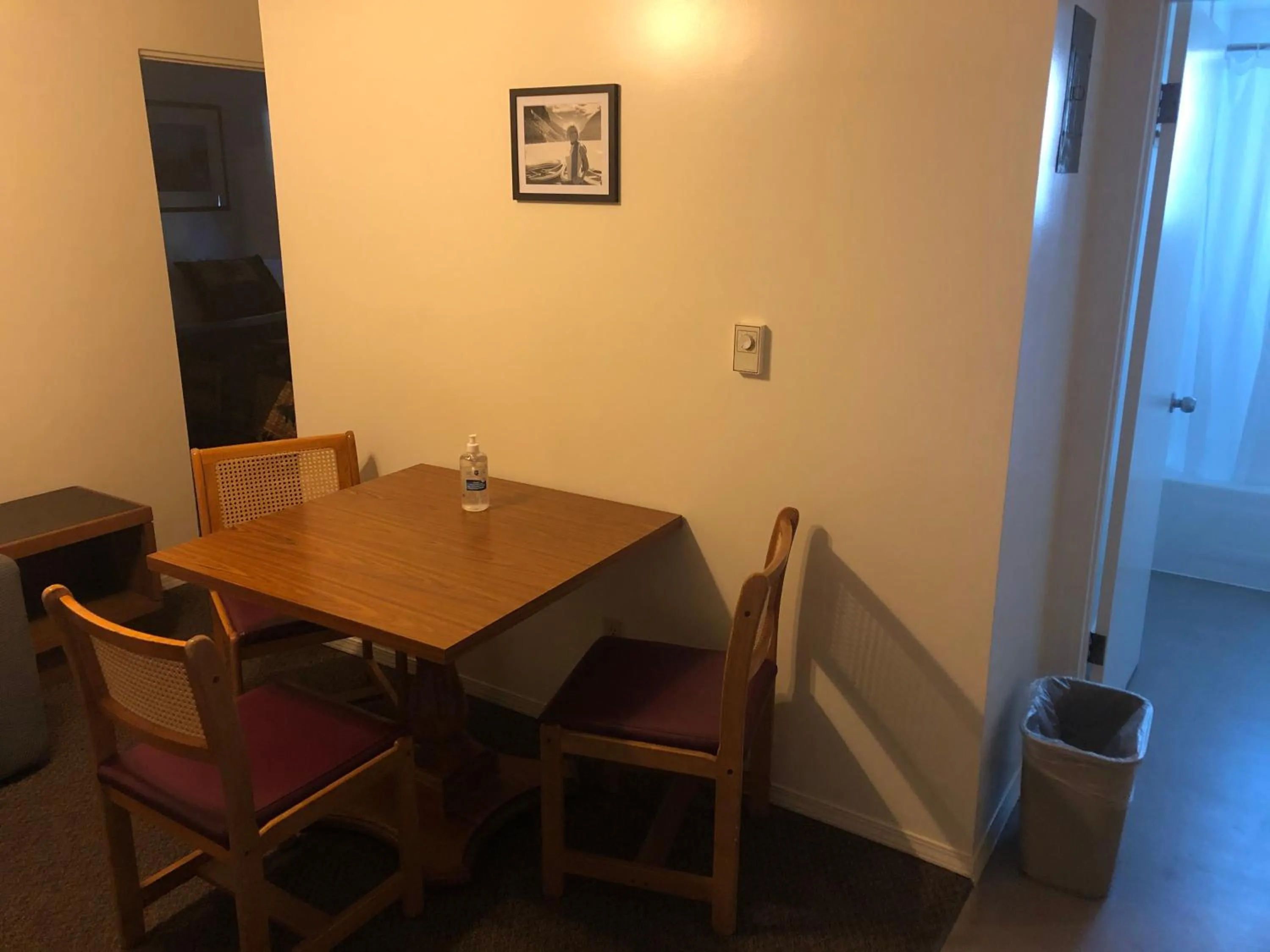Dining area in Mountain Springs Motel