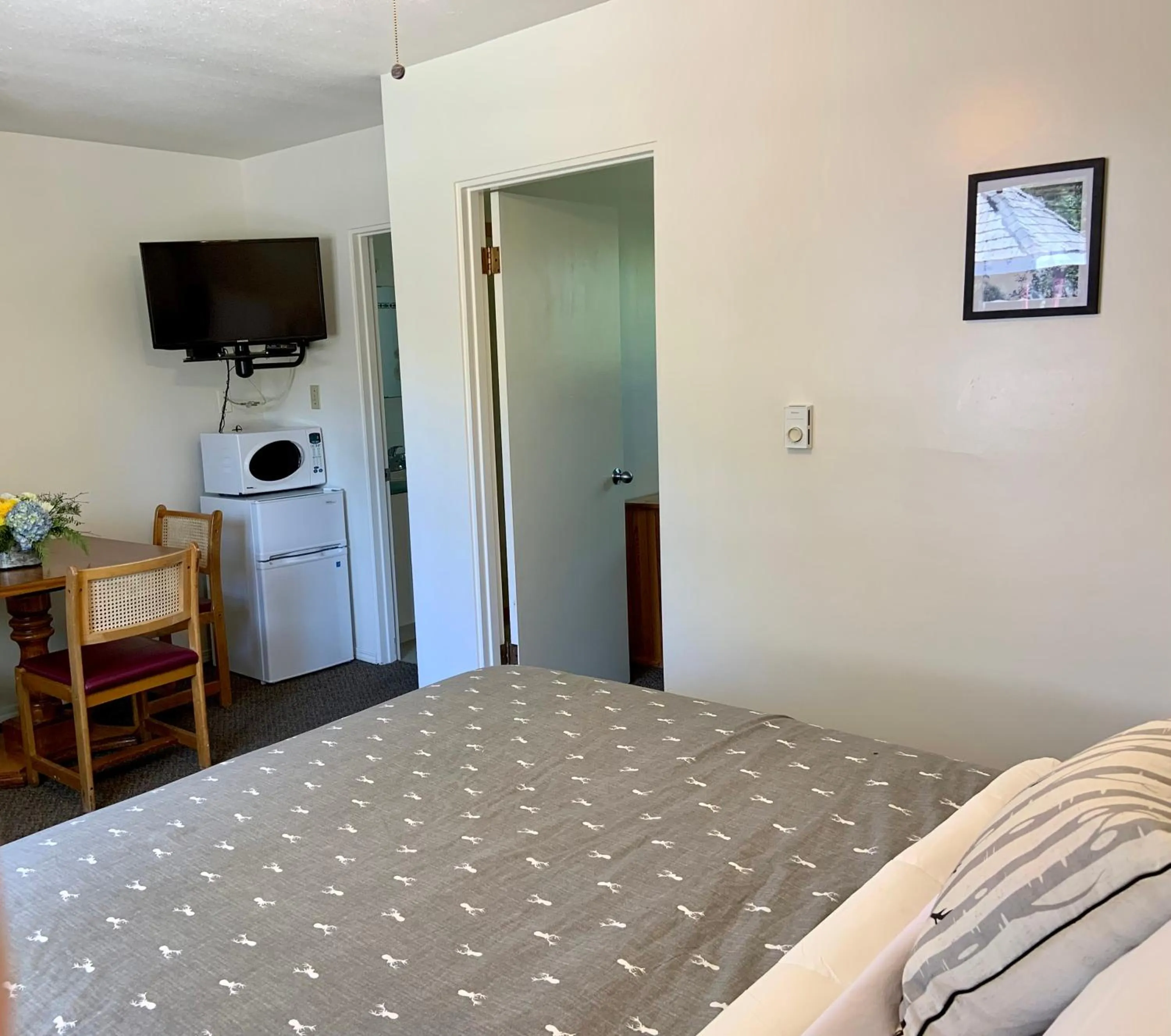 Bed in Mountain Springs Motel