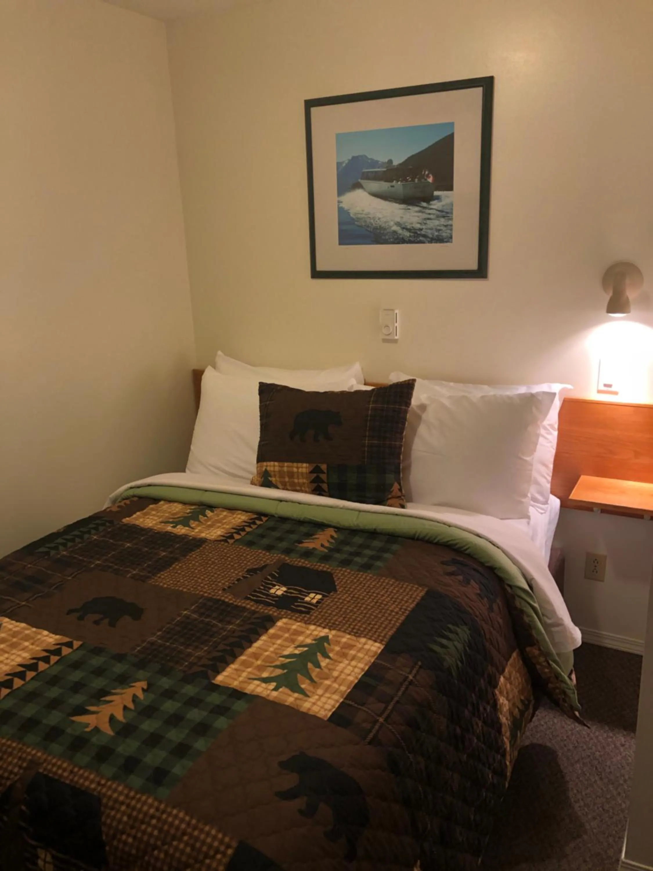 Bed in Mountain Springs Motel