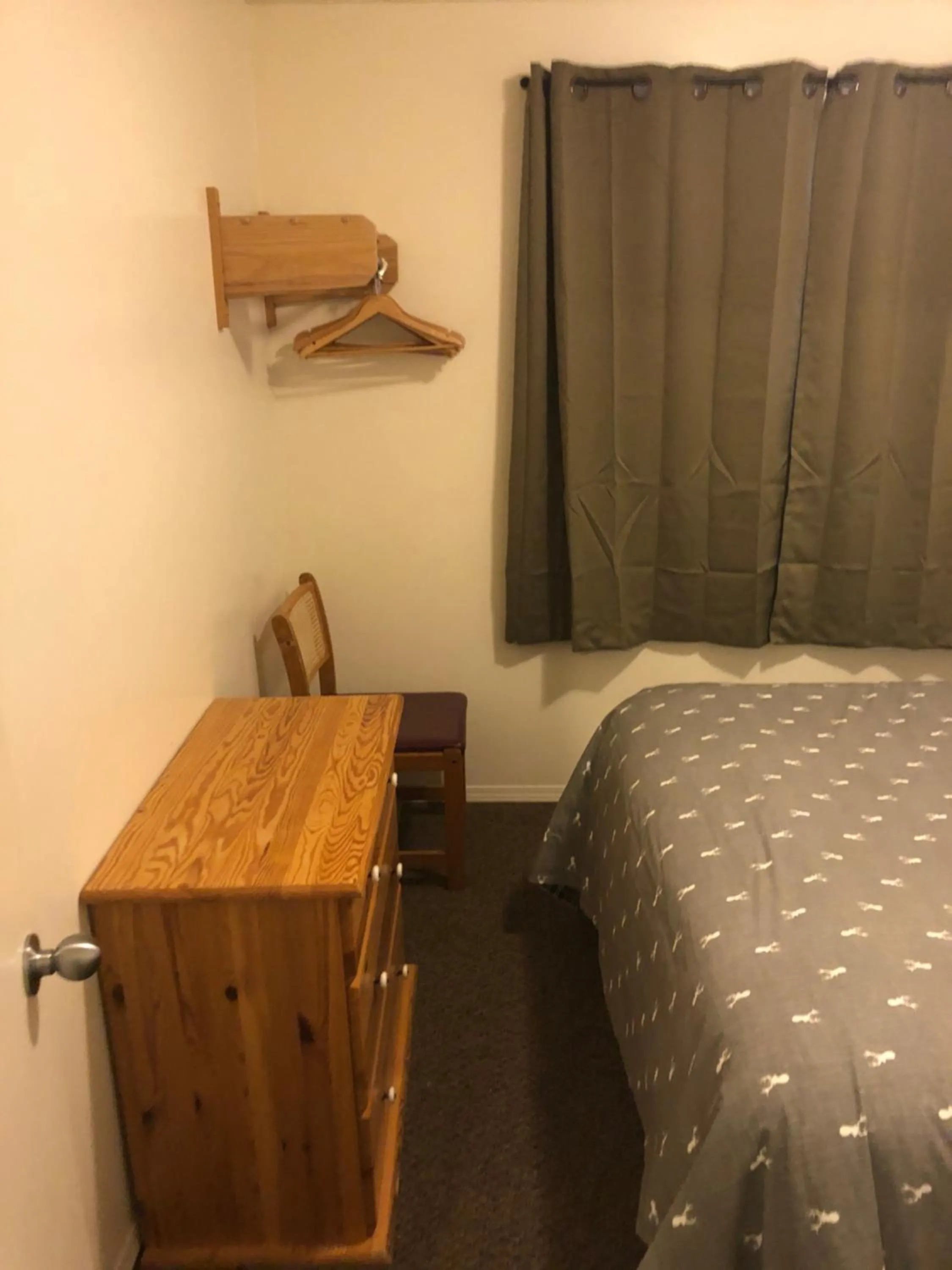 Bed in Mountain Springs Motel