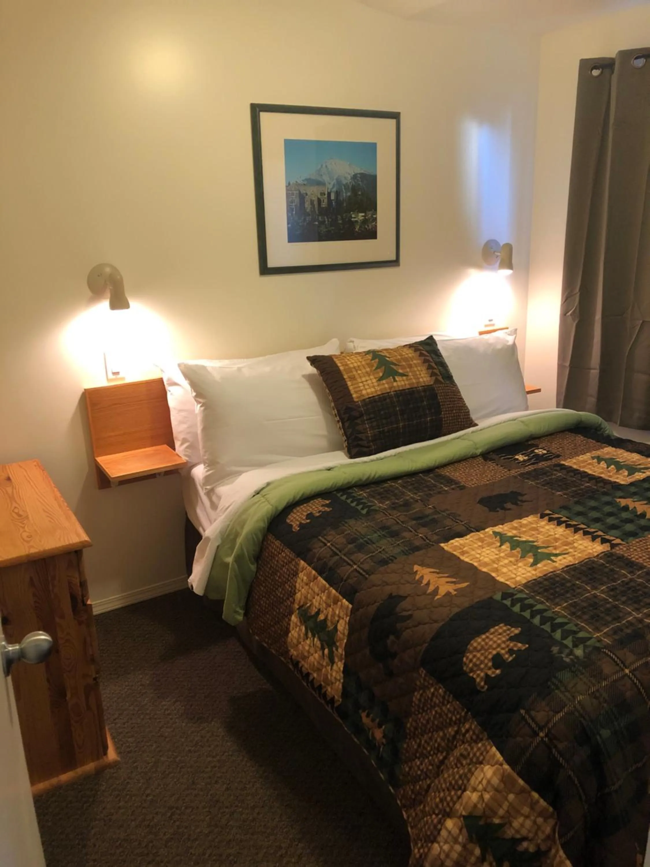 Bed in Mountain Springs Motel