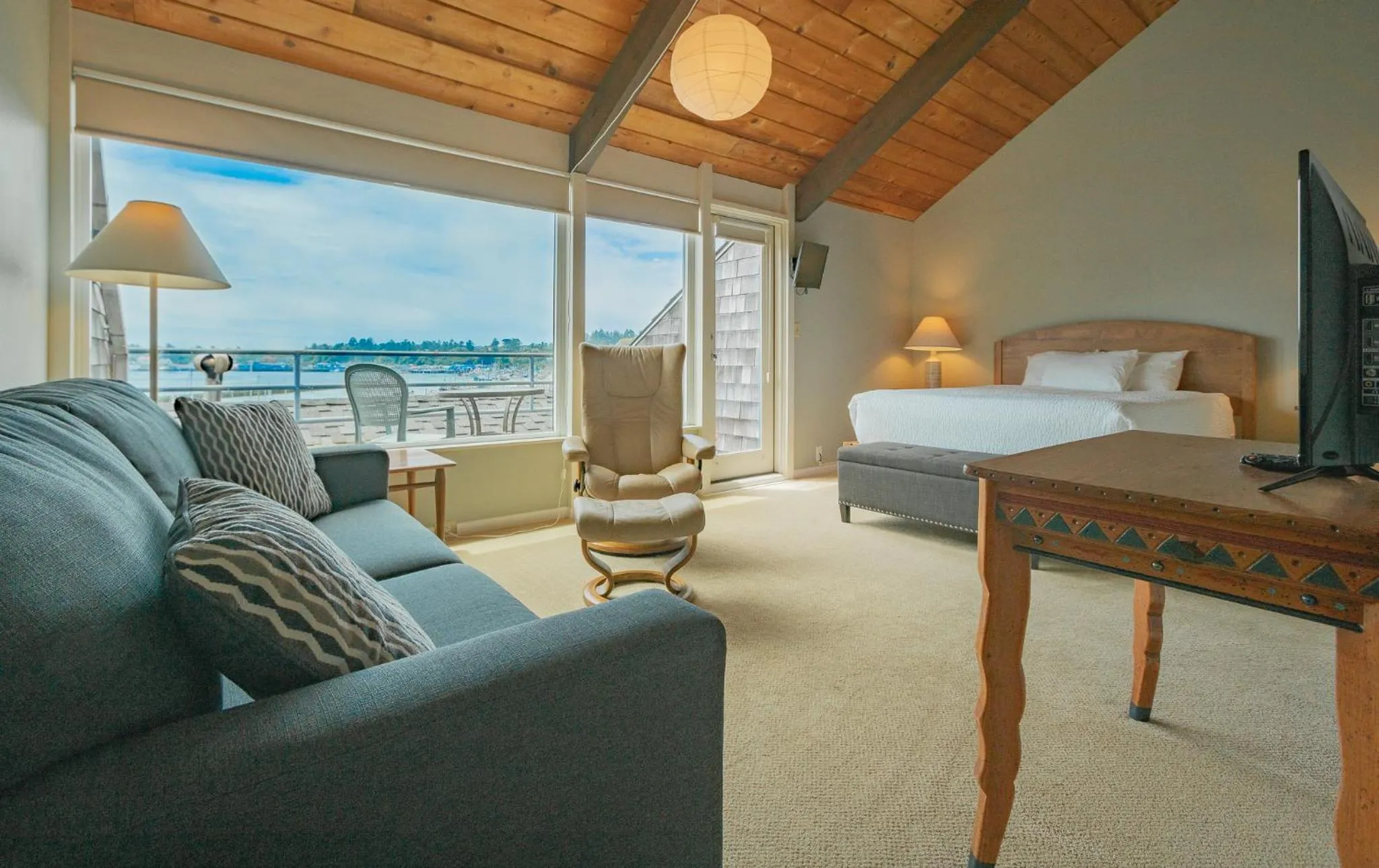 Photo of the whole room, Bed in Embarcadero Resort