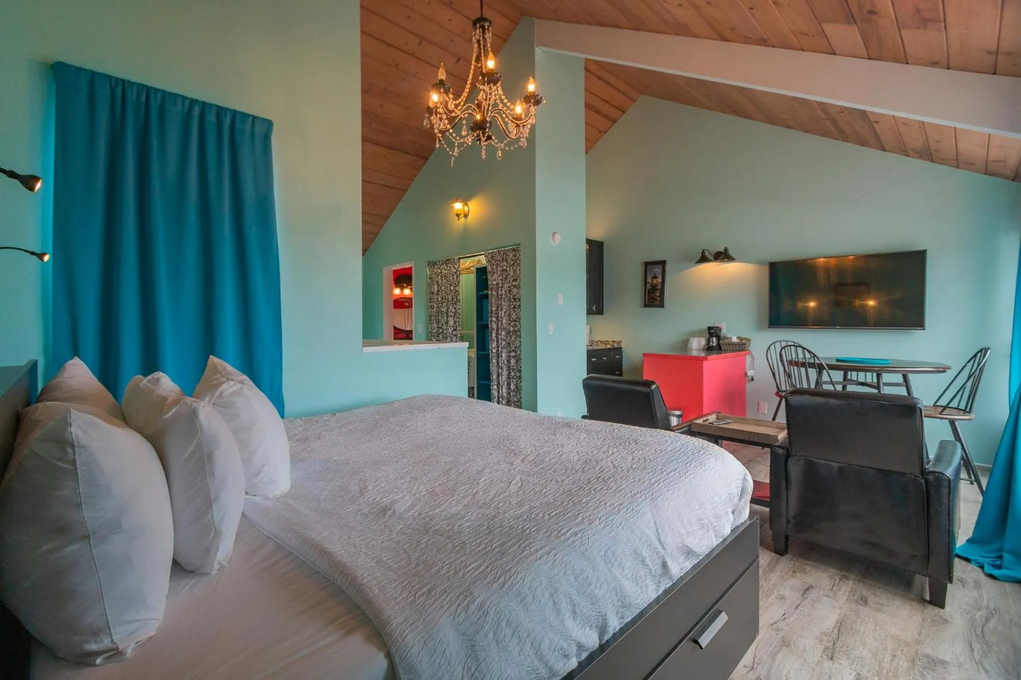 Photo of the whole room, Bed in Embarcadero Resort