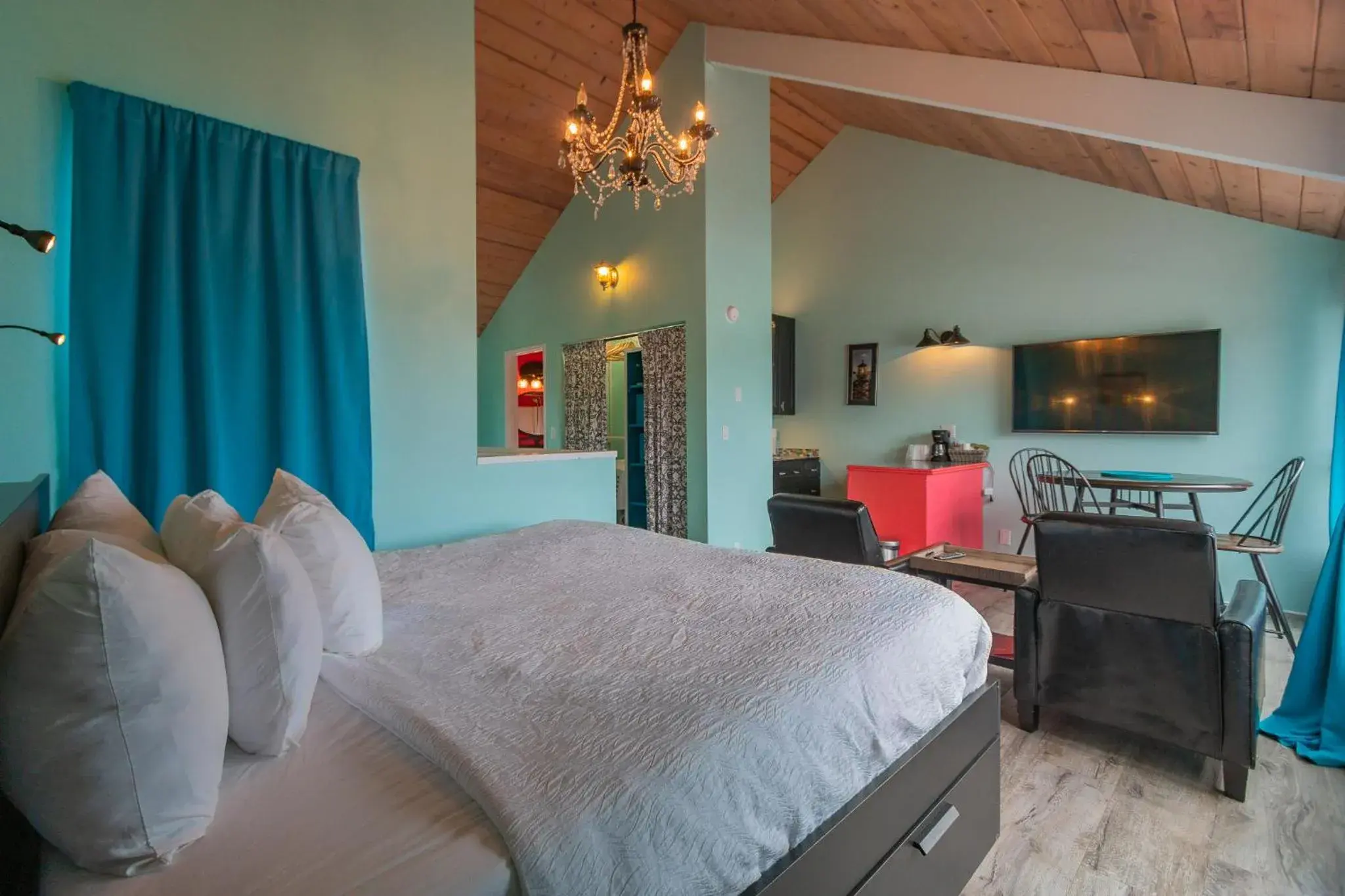 Deluxe King Room in Embarcadero Resort Deluxe King Room in Embarcadero Resort