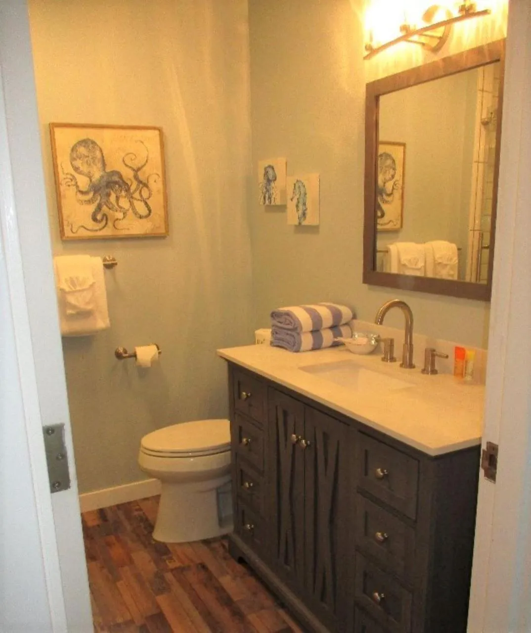 Bathroom in Embarcadero Resort