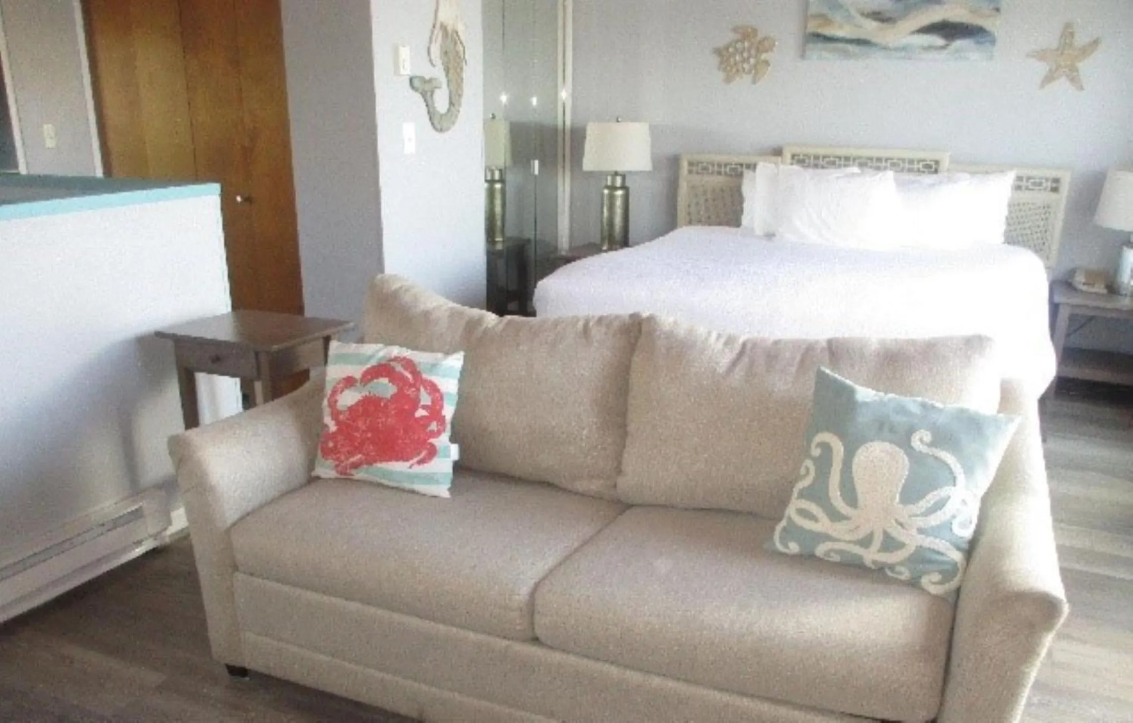 Seating area, Bed in Embarcadero Resort