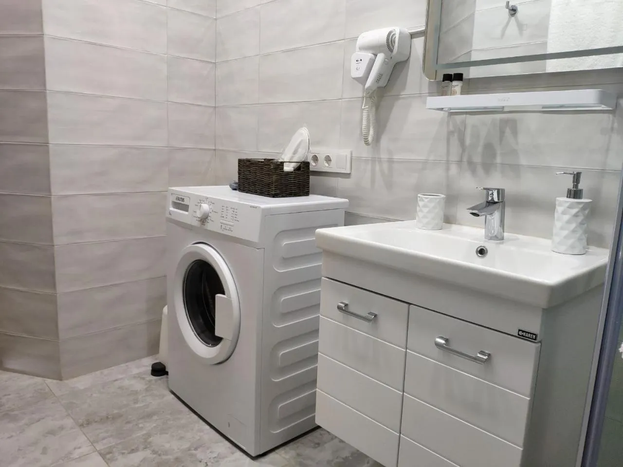 Bathroom in Green Line