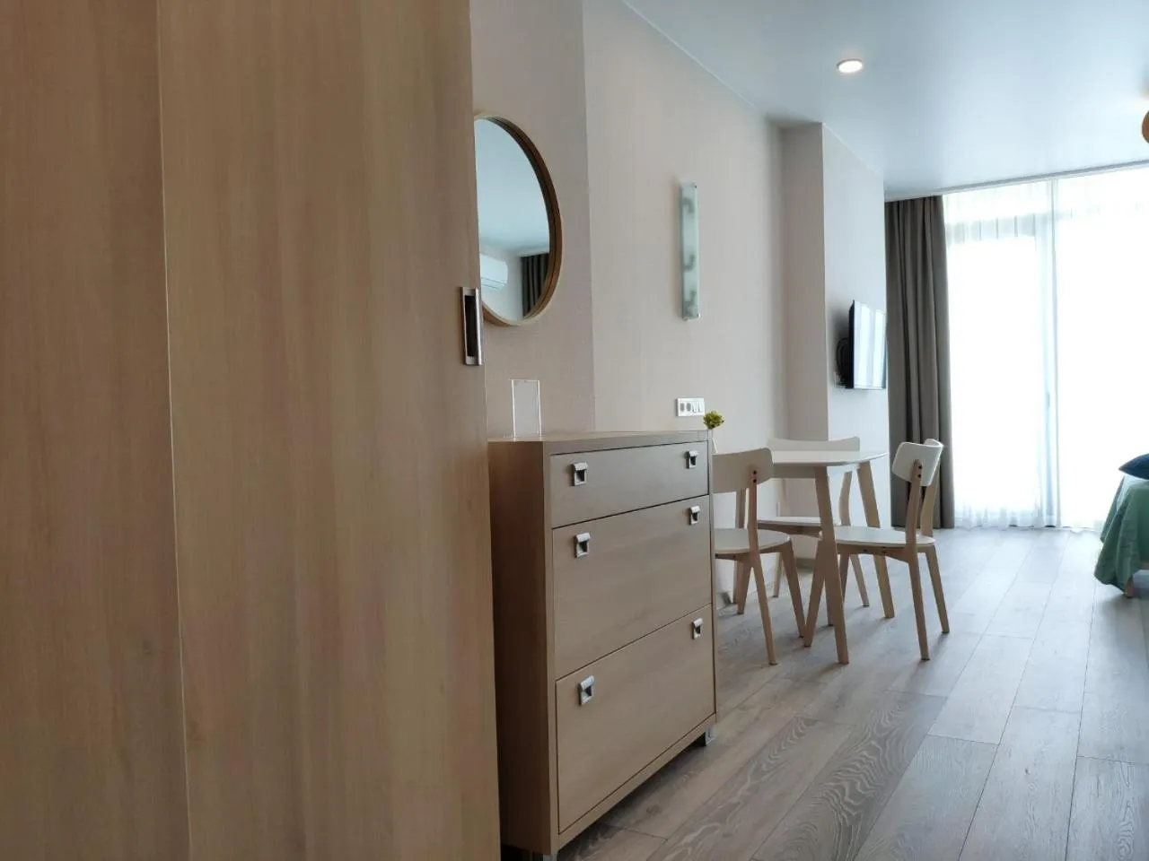 Photo of the whole room in Green Line