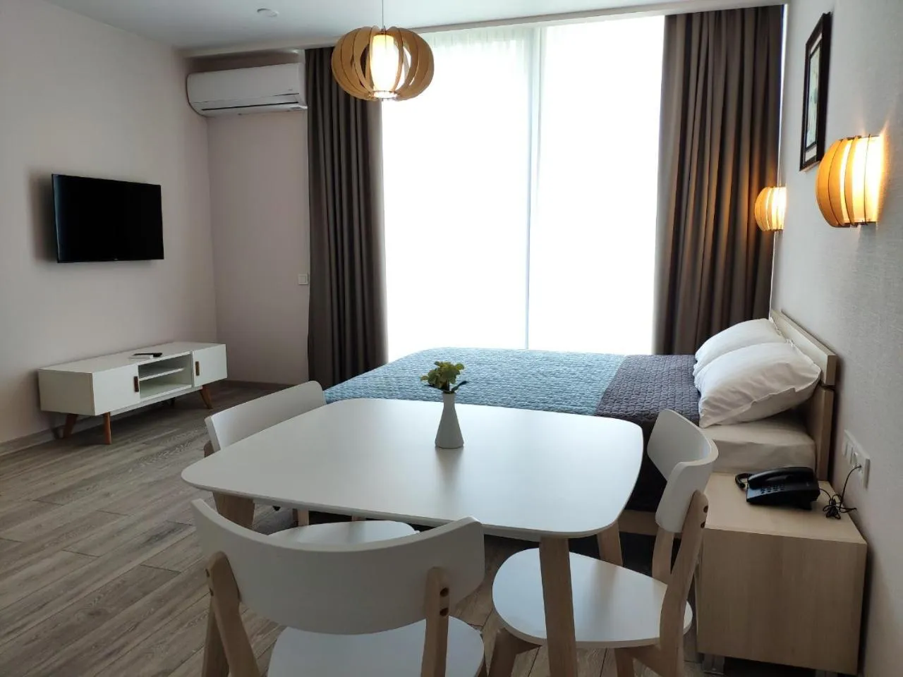 Photo of the whole room in Green Line