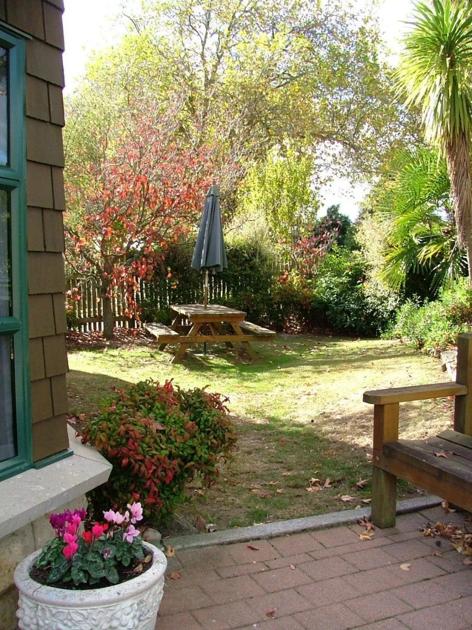 Inner courtyard view in Cambridge Mews Motel