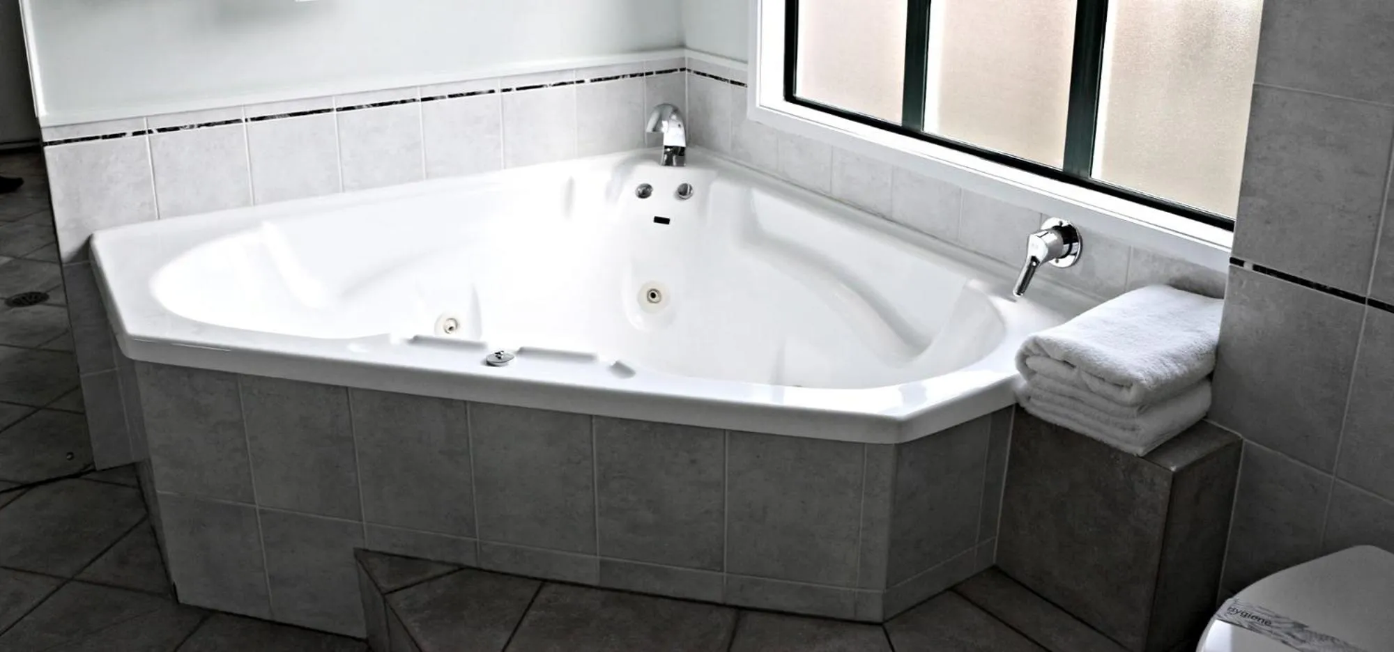 Hot Tub in Cambridge Mews Motel