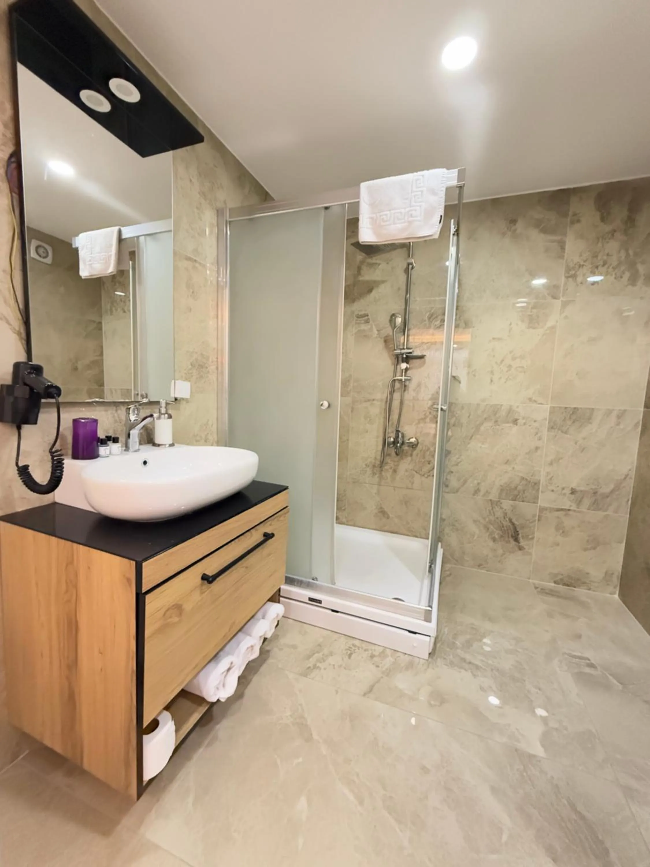 Shower in PALMERA OLD CITY