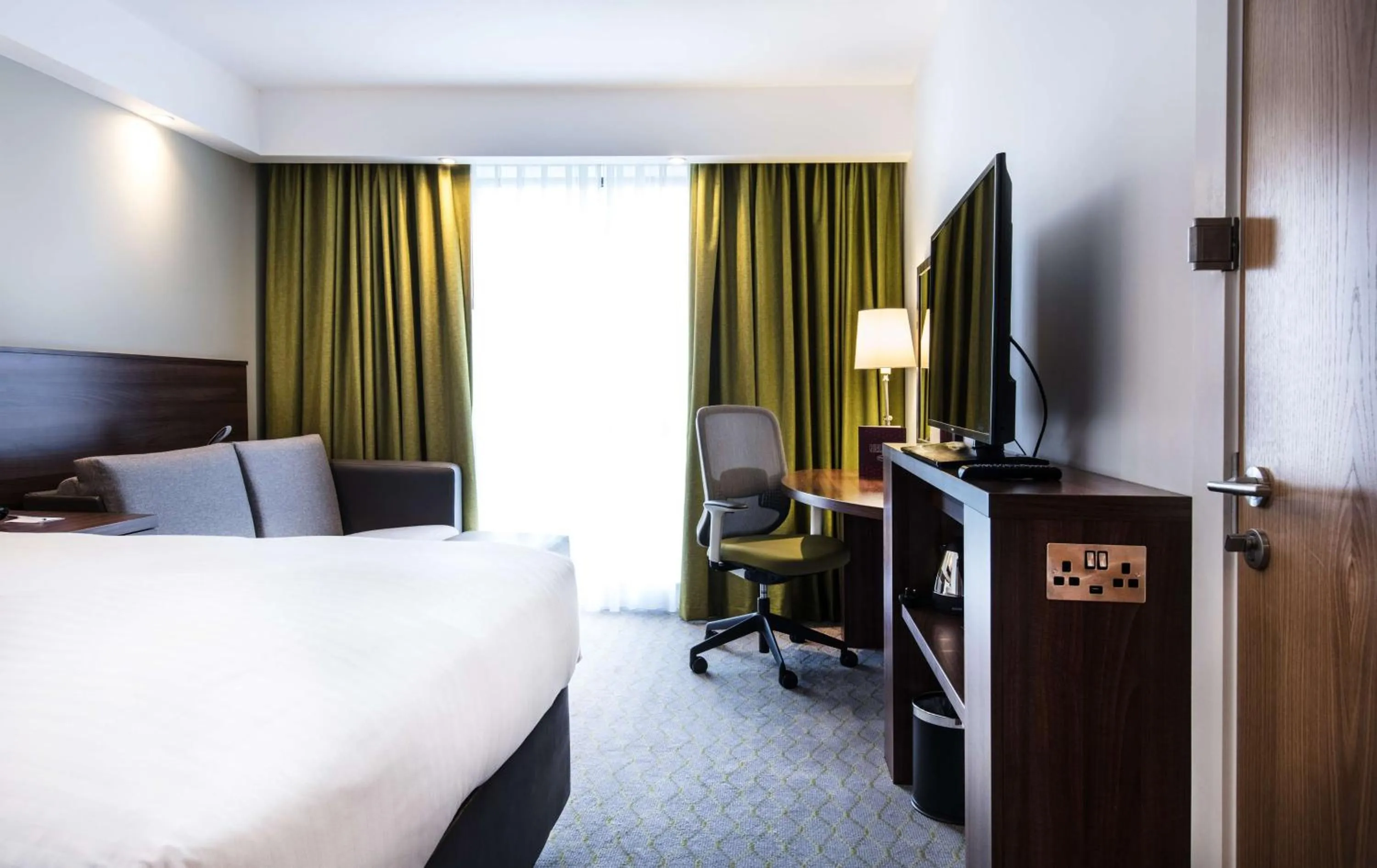 Bedroom, TV/Entertainment Center in Hampton By Hilton Exeter Airport