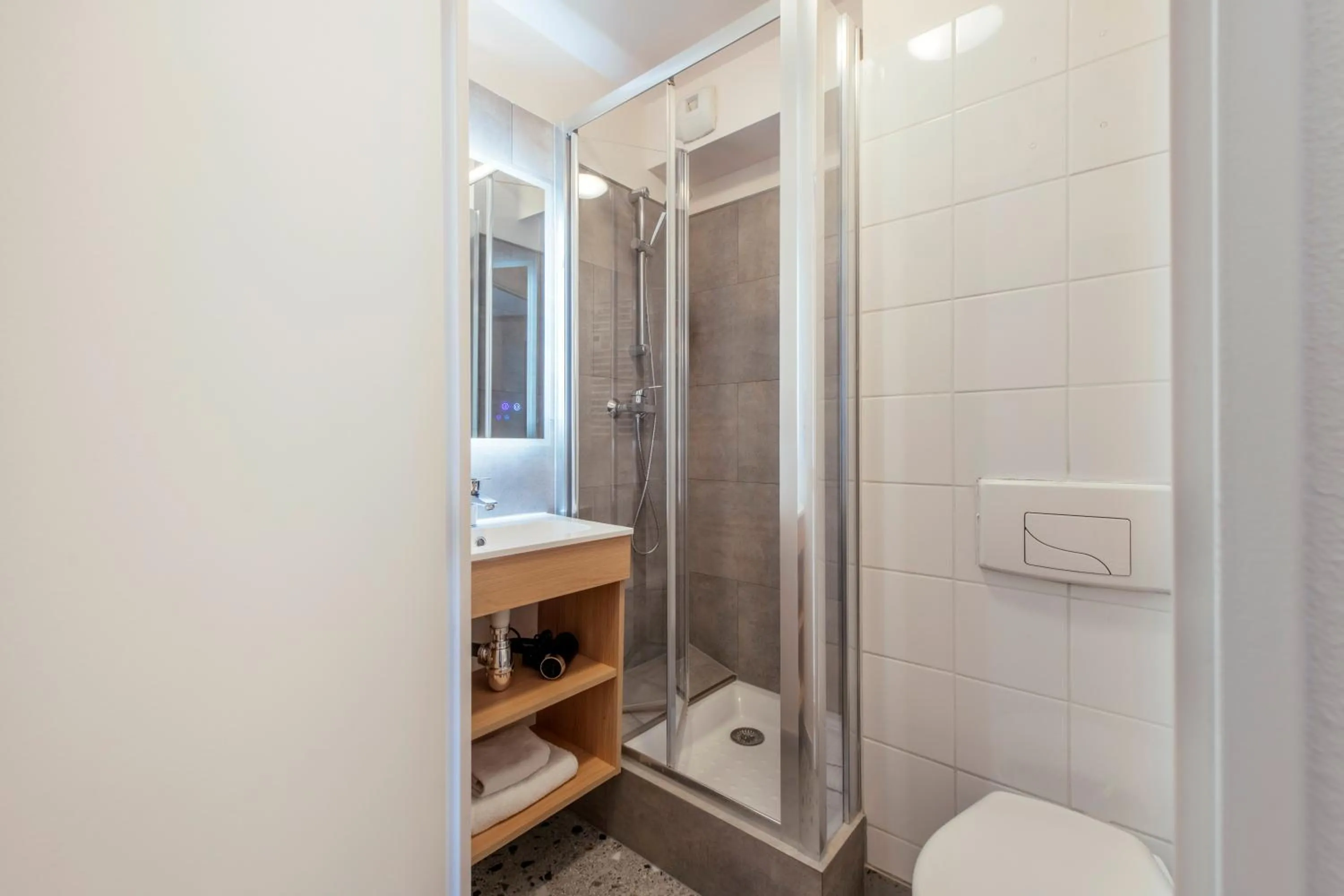 Bathroom in Aparthotel Adagio Access Paris Saint-Denis Pleyel
