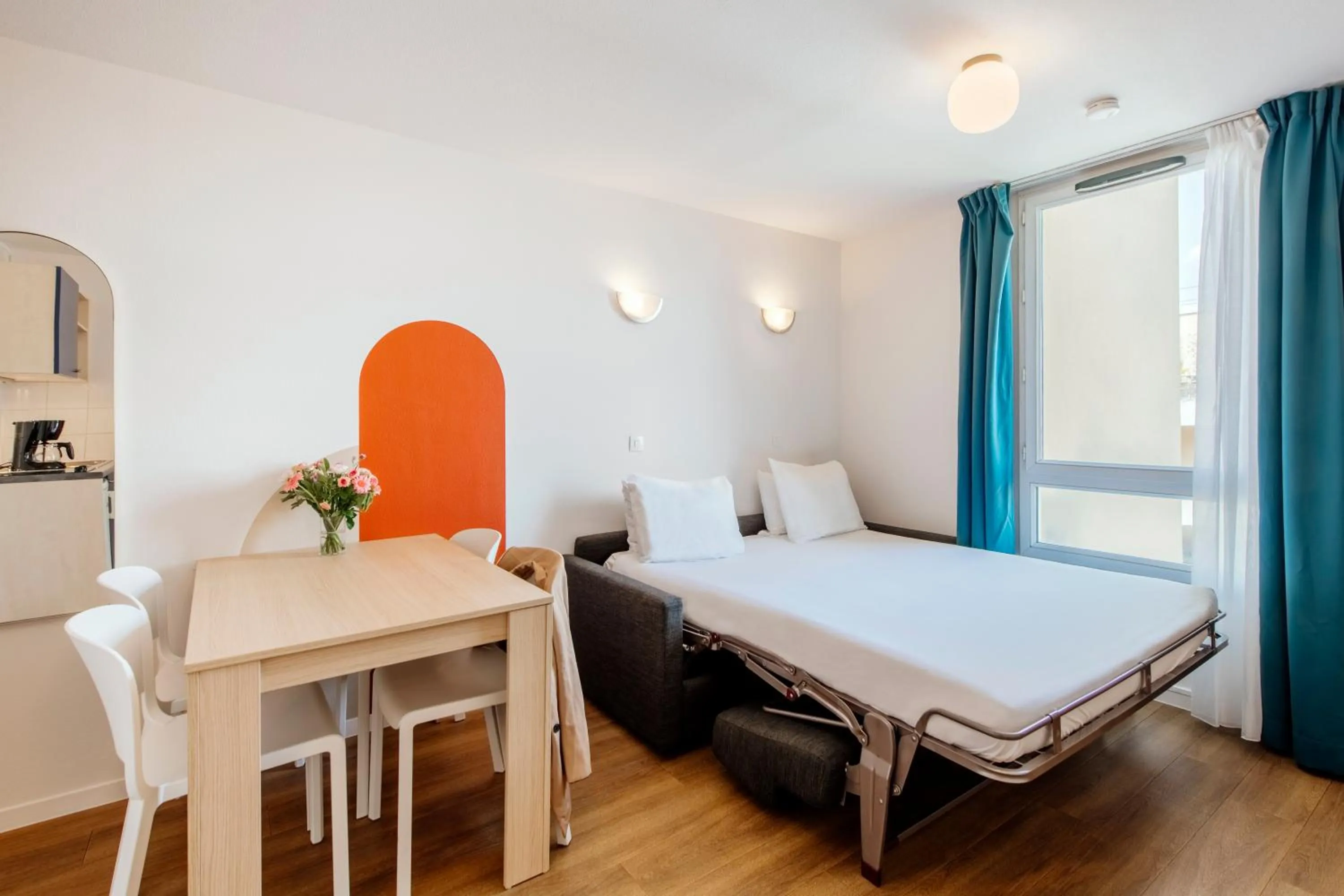 Bed in Aparthotel Adagio Access Paris Saint-Denis Pleyel