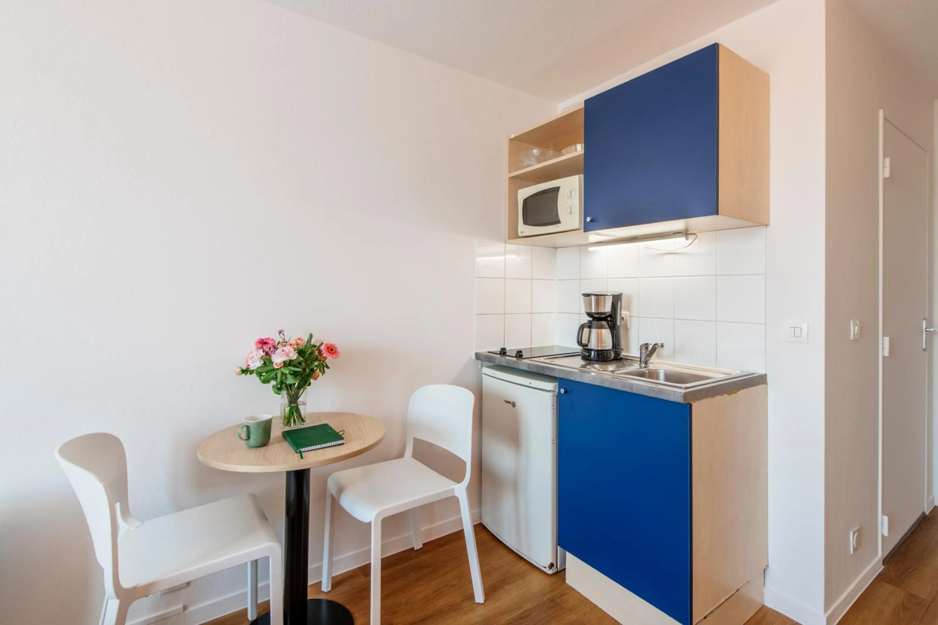 kitchen in Aparthotel Adagio Access Paris Saint-Denis Pleyel