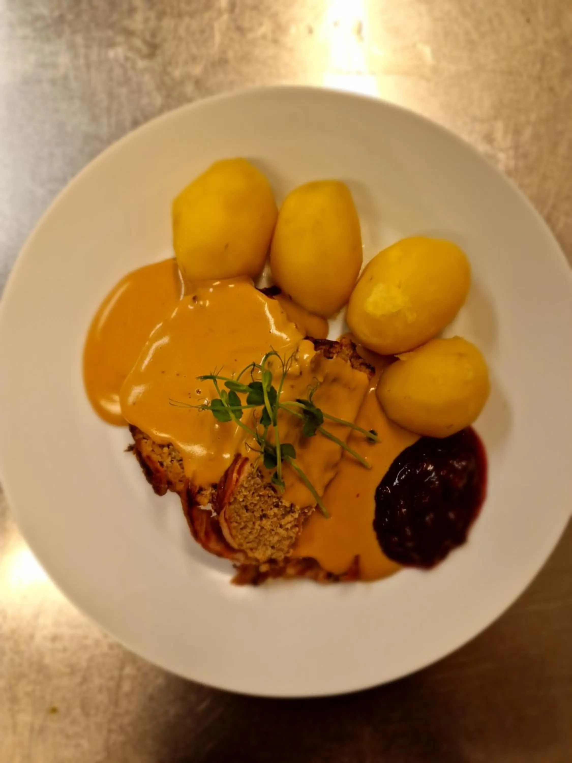 Food and drinks in Gamla Järnhandeln - Norrskedika Hotell