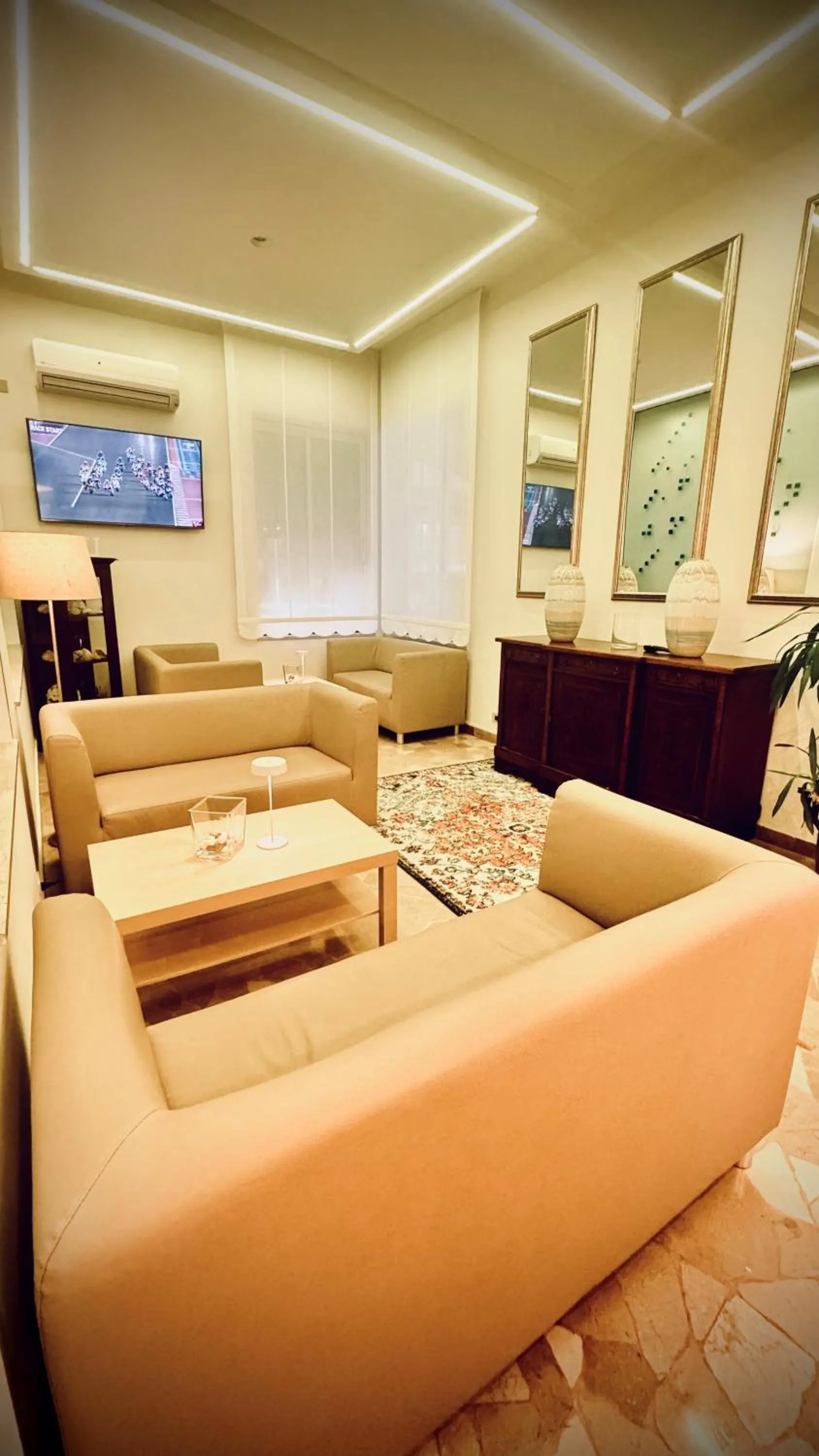 Communal lounge/ TV room in Hotel Touring