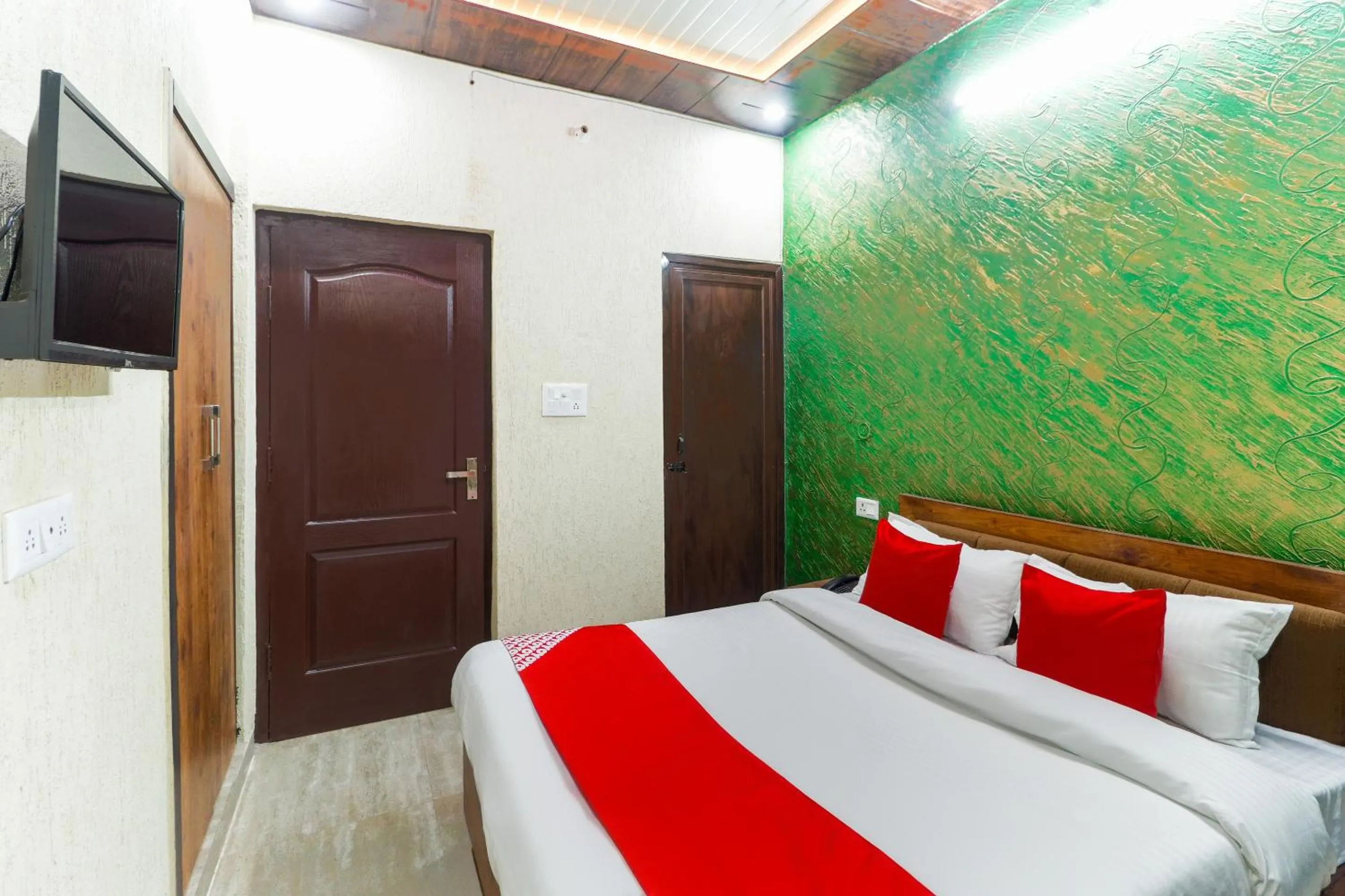 Facade/entrance, Bed in Hotel O Dev Raj