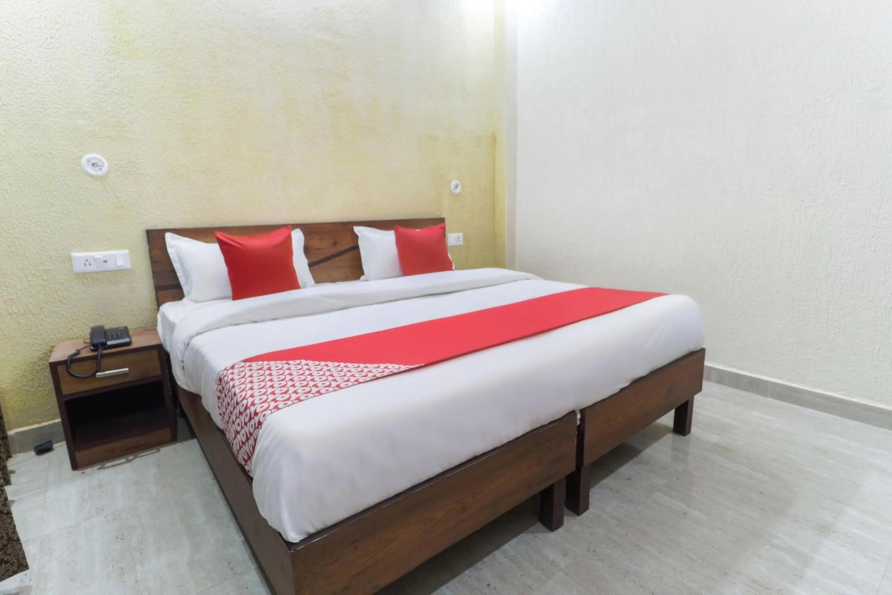Bedroom, Bed in Hotel O Dev Raj
