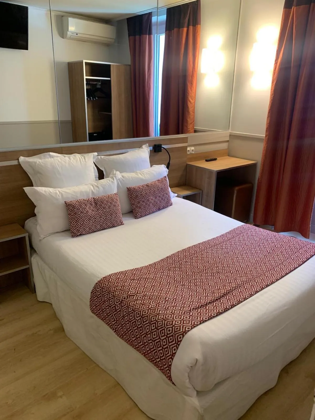 Photo of the whole room, Bed in Hôtel de France Quartier Latin