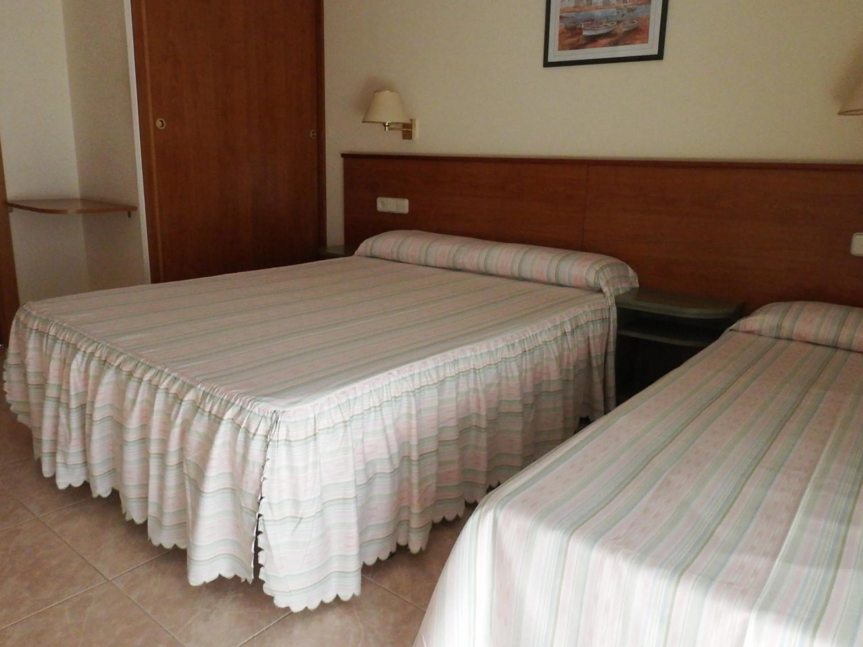 Bedroom, Bed in Fonda Finet